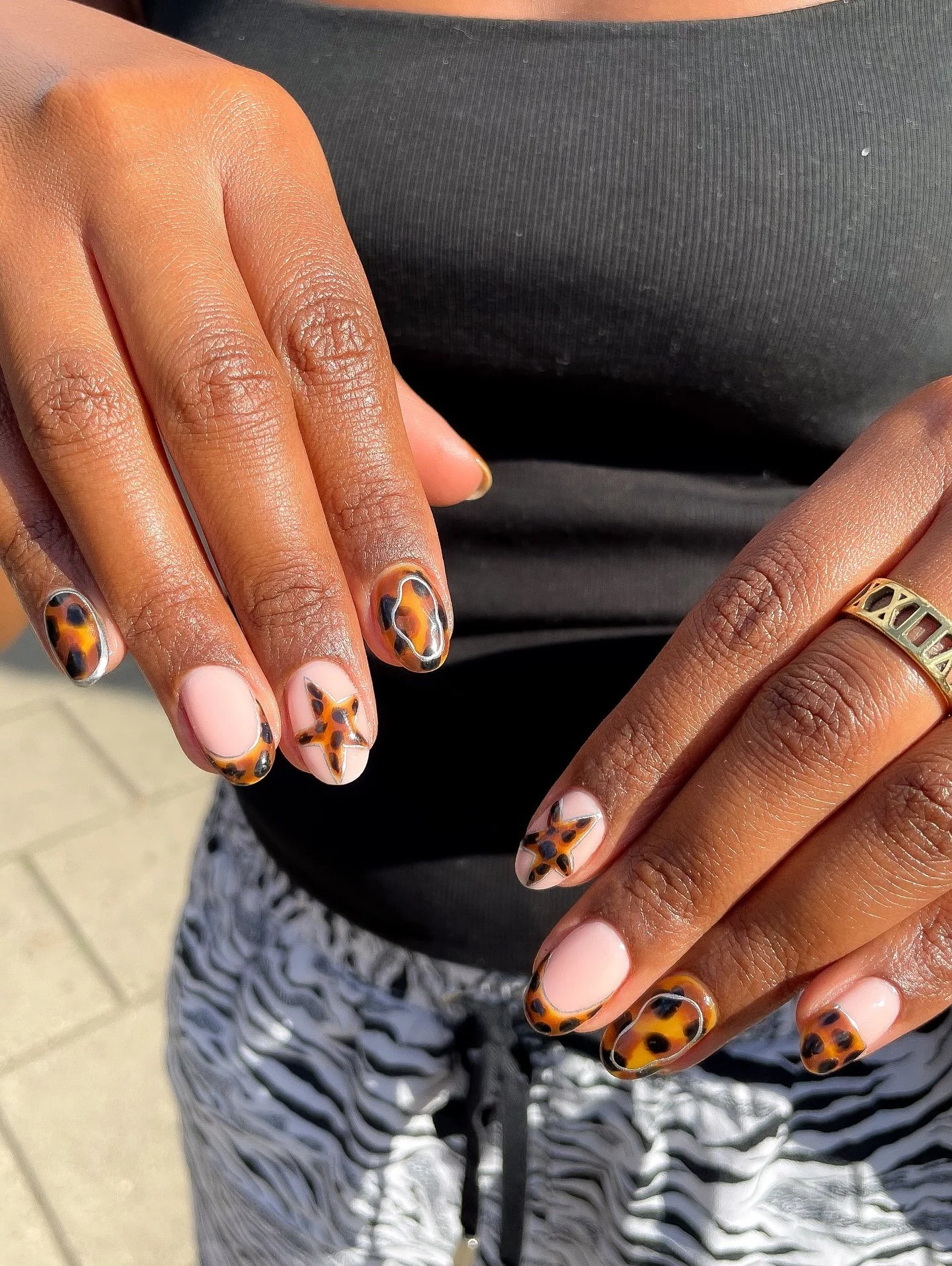 Tortoiseshell is the perfect nail art for an autumnal look. Swipe to see some of our faves . Save for inspo for your next appointment 🧡

#shoreditchnails #nailart #tortoiseshellmani #tortoiseshellnailart