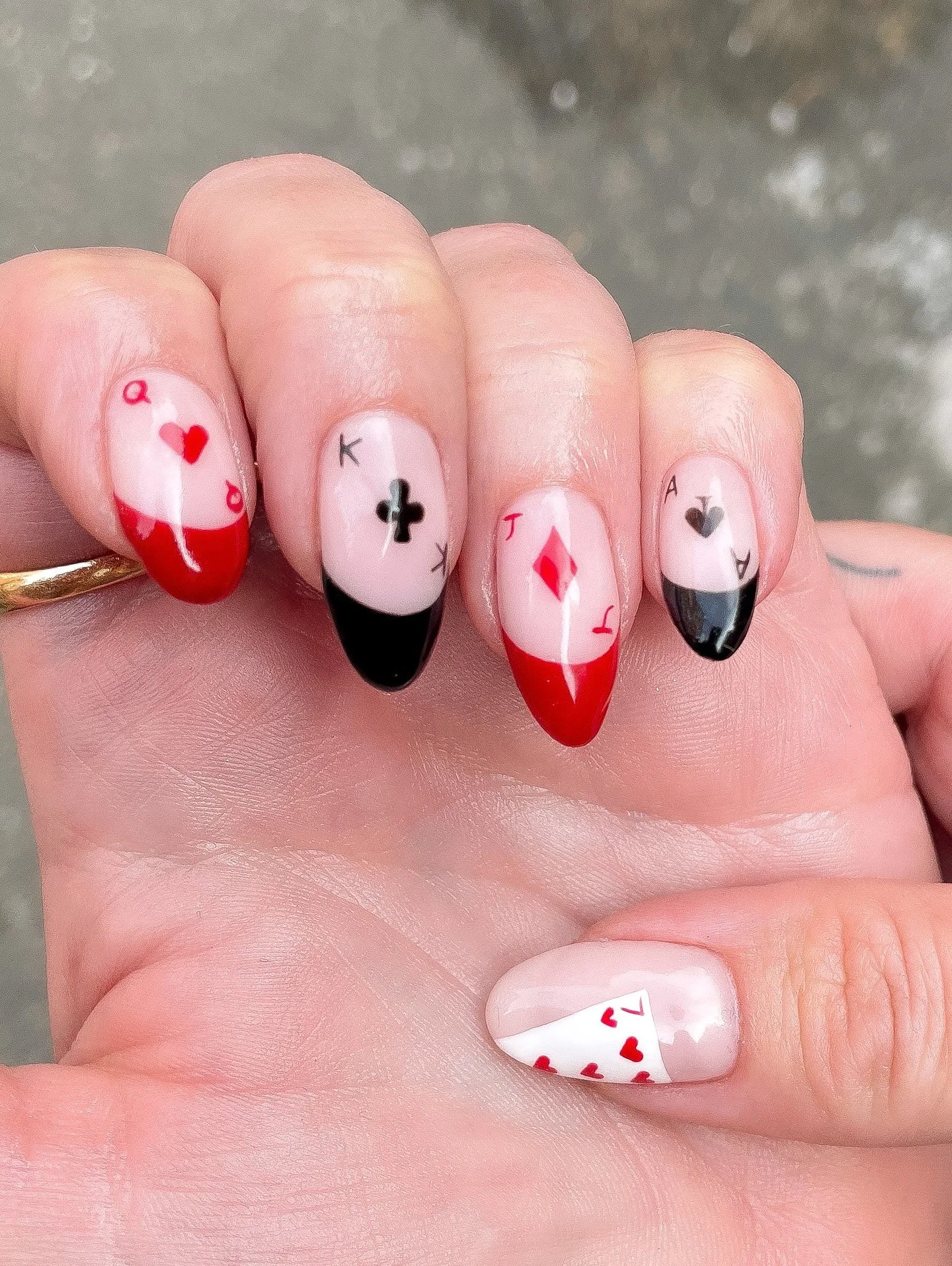 Card nails by the talented Lorna &clubs;️

To book: Gel Mani Full Works + Nail Art Level Five &hearts;️

#shoreditchnails #nailart #nailartinspo