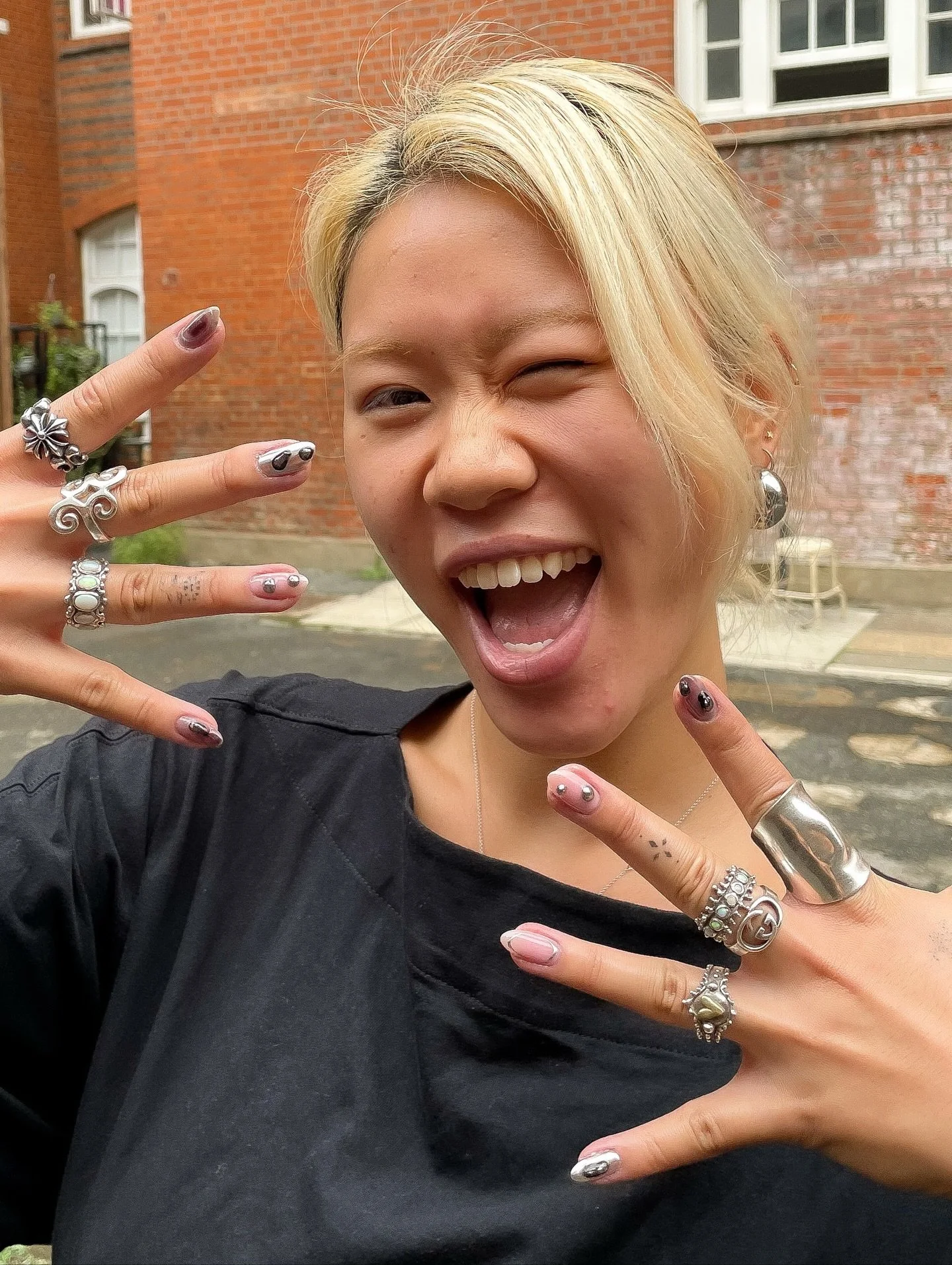 some minimalist chrome nails with silver pearls for @cacaobean of course! 

#manicure #shoreditchnails #chromenailart minimalistnailart nailartinspo