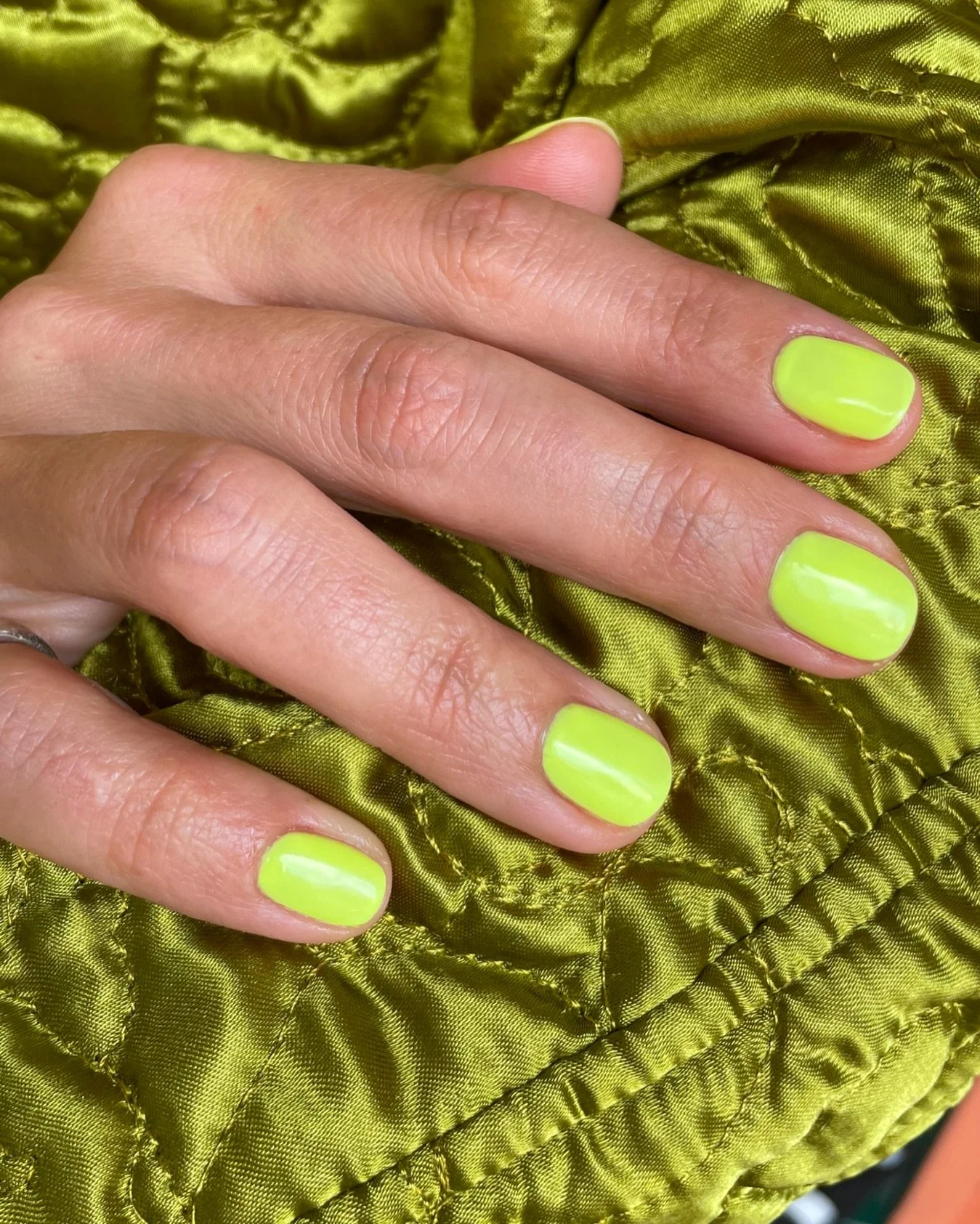 A neon mani is not just for summer 💚

To book: Gel Mani Full Works 

#shoreditchnails #neonmani