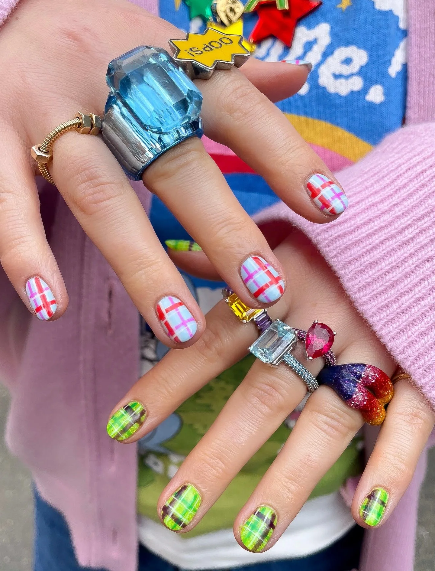 Cosied up with Tartan nail art! 🎨

To book: Gel Mani Full Works + Nail Art Level Three

#shoreditchnails #tartannailart #nailartinspo