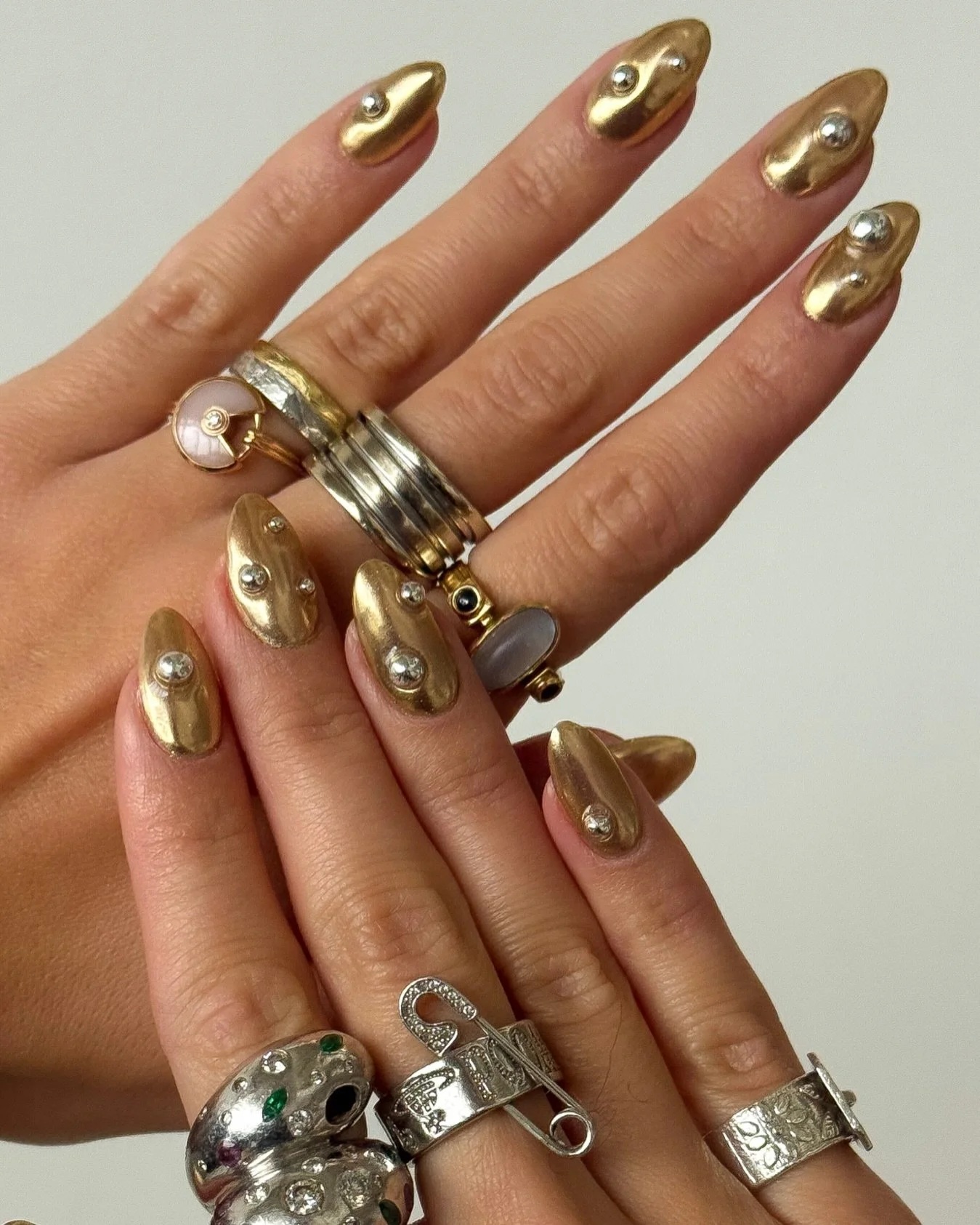 Festive but make it chic! ⚜️

To book: Gel Mani Full Works + Nail Art Level Two 

Pic by @evajan.x 

#shoreditchnails #chromenailart #manicure