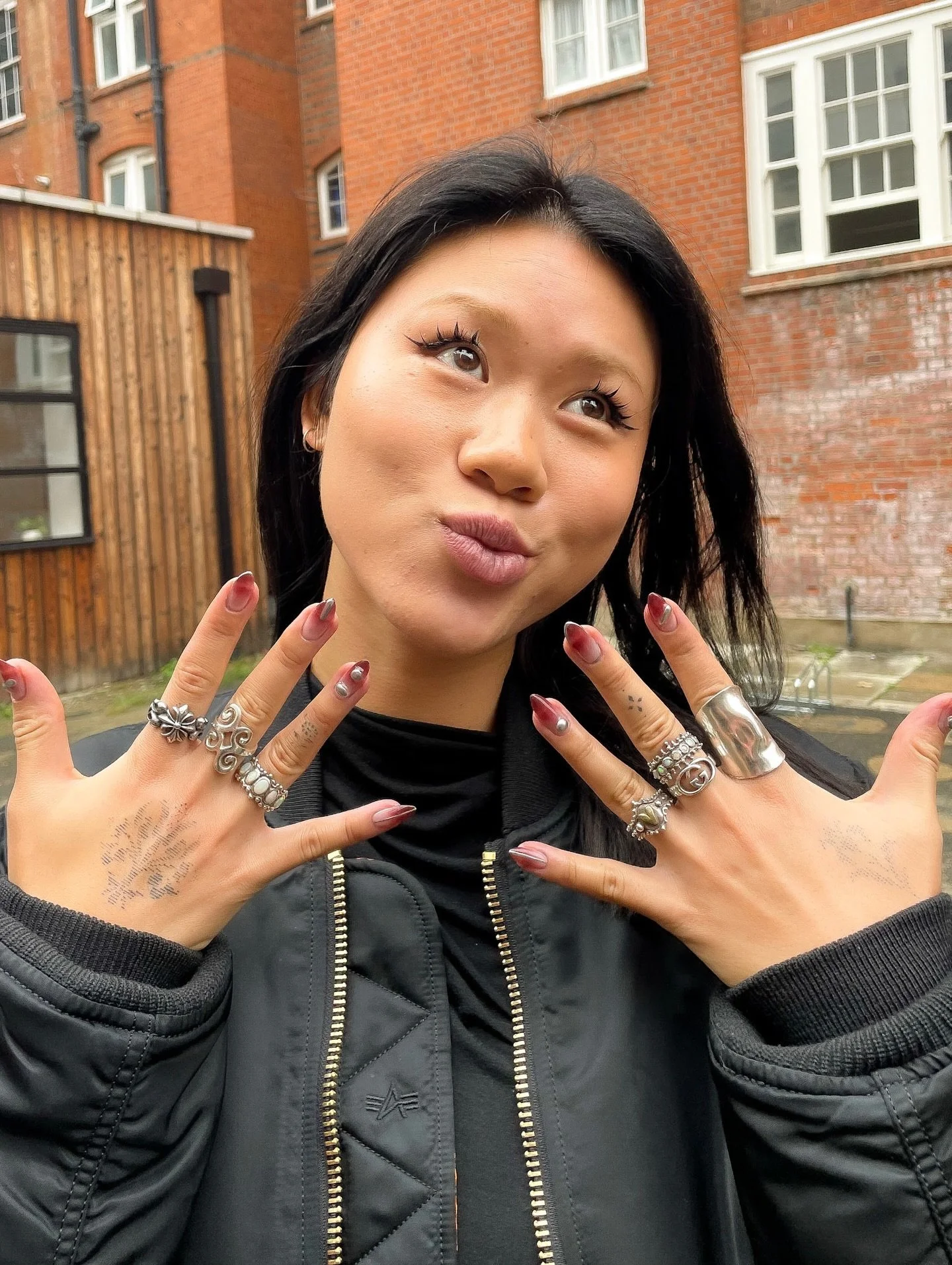 And she did it again! We are loving the 3D chrome + ombre design for @lizziecao 🪩

by Tai 🧡

#shoreditchnails #chromenailart #winternailart