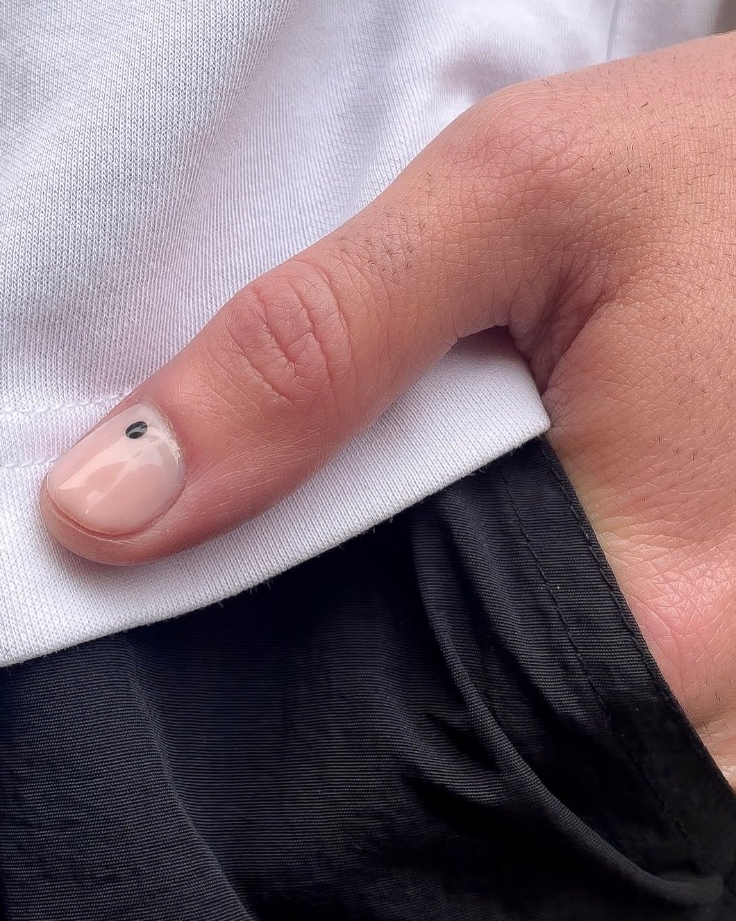 A simple dot can go a long way ⚫️

To book:
Gel Mani Full Works + Nail Art Special 

#shoreditchnails #lottieshoreditchnails #dots #simplemanicure