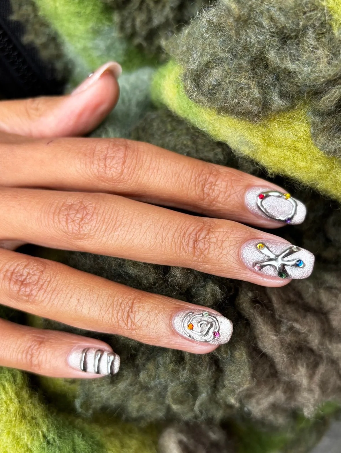 3D + Chrome = Jewellery for your nails 💍

To book: 
Gel Mani Full Works + Nail Art Level Four 

#shoreditchnails #lydgiashoreditchnails #3dchromenails #chrome #cateye