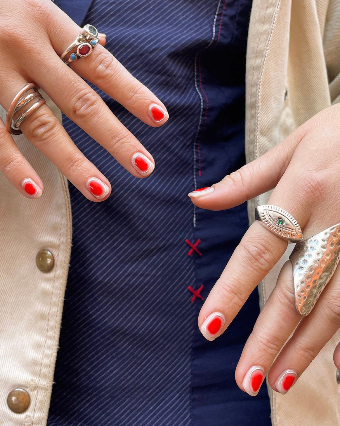 A pop of red 💥

To Book:
Gel Mani Full Works + Level One Nail Art

#shoreditchnails #hannahshoreditchnails #nailart #chromenailart