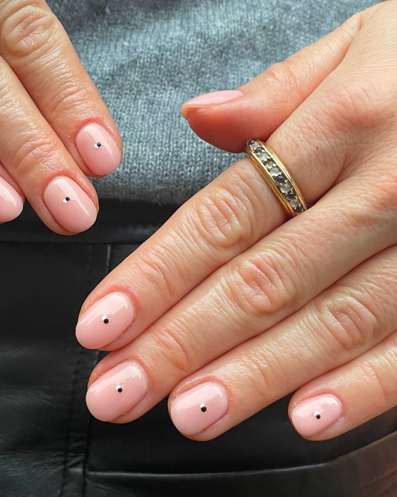 Simple but effective ⚫️

To book: 
Gel Mani Full Works + Nail Art Special 

#shoreditchnails #carmenshoreditchnails #simplenailart