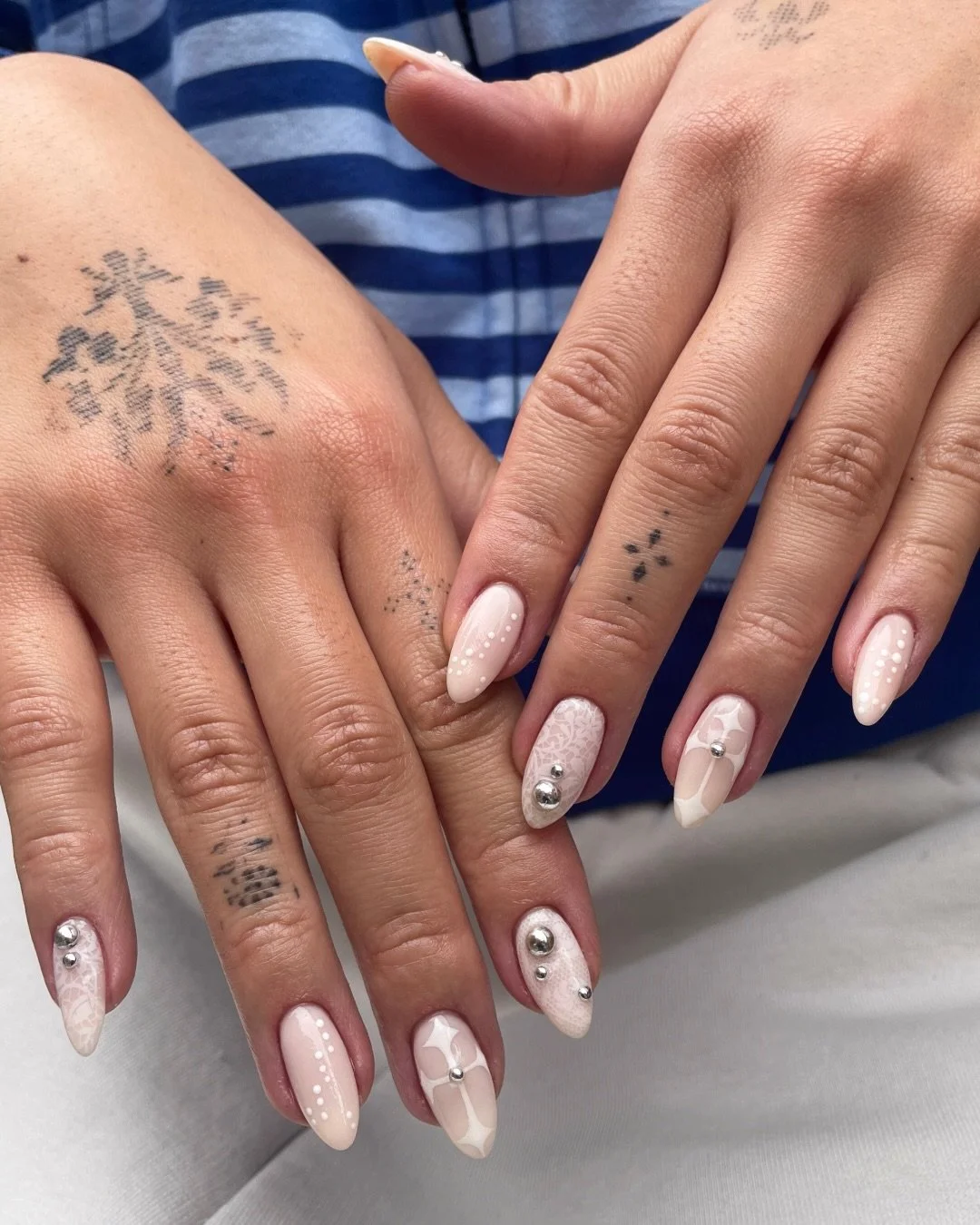 Delicate + whimsical for @cacaobean 🦢

To book:
Gel Mani Full Works + BIAB (Builder In A Bottle) + Nail Art Level 3

#shoreditchnails #carmenshoreditchnails #lacenailart