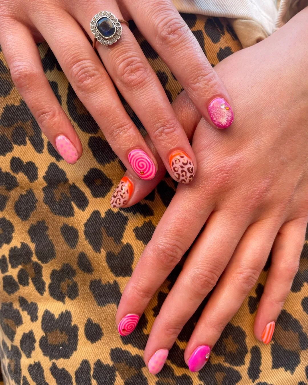 Pink Animal Print Pick + Mix 🐆💖🍊

To Book: 
Gel Mani Full Works + Nail Art Level 3

#shoreditchnails #hollieshoreditchnails #animalprintnails #pinkcateye