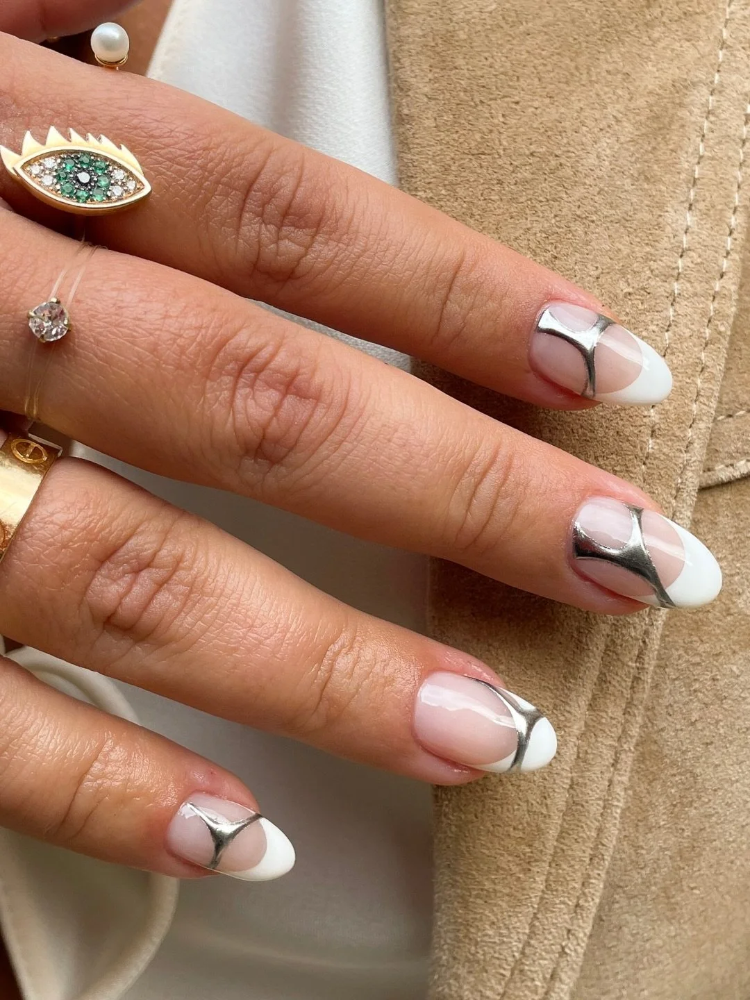 🩶🩶🩶🩶

To book: 
Gel Mani Full Works + Nail Art Level 3

#shoreditchnails #carmenshoreditchnails #chromemani #frenchmani