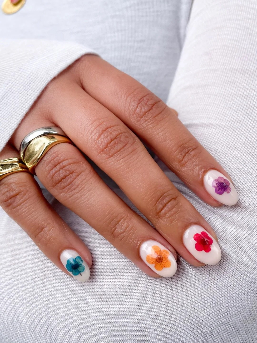 Step aside potpourri ✋💐

To Book: 
Gel Mani Full Works + Nail Art Level 3

#shoreditchnails #carmenshoreditchnails #driedflowers #bridalnailart