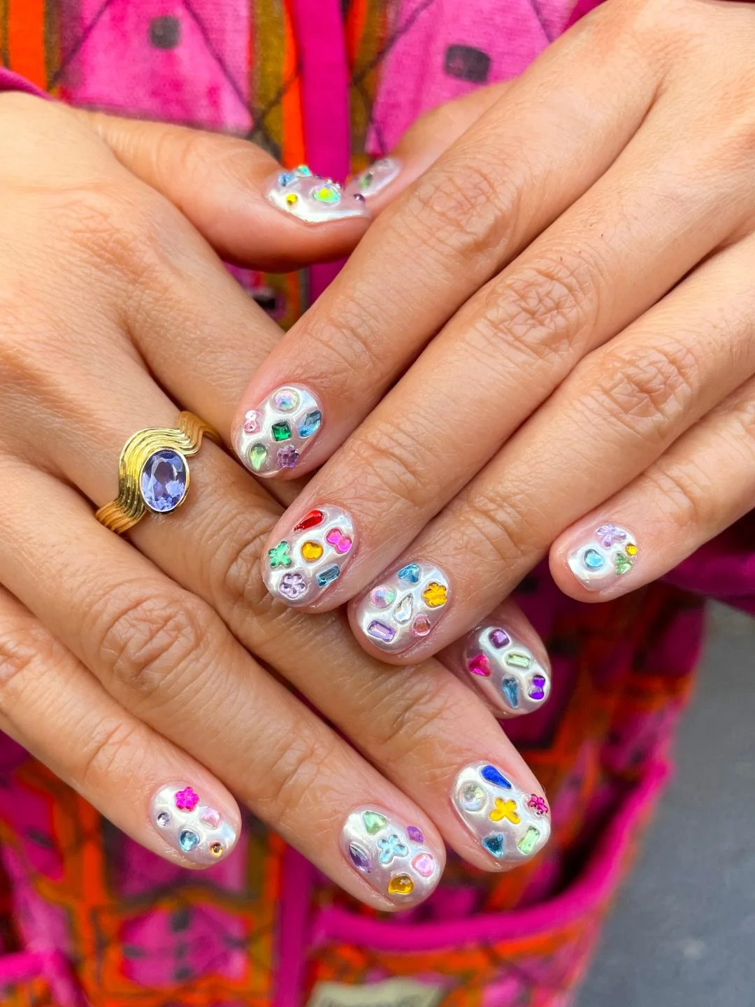 Tiny treasures at your fingertips 💎

To Book: 
Gel Mani Full Works + Nail Art Level 2

#shoreditchnails #lornashoreditchnails #gemnails #chromenails