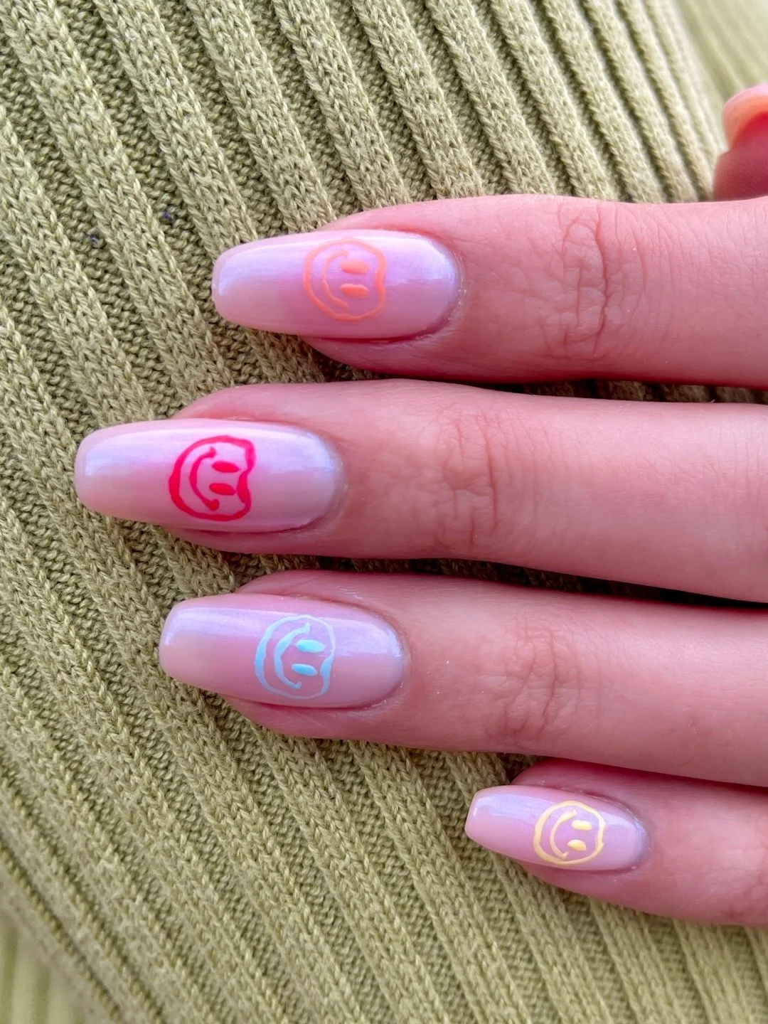 Regular polish does it just as good 💅

To book: 
Mani Full Works + Nail Art Special 

#shoreditchnails #shoreditchpolish #polishnailart #frenchmanicure