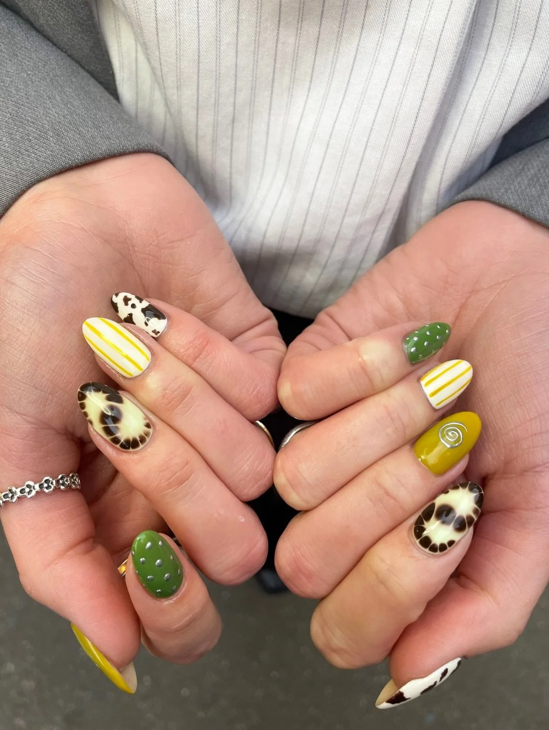Yes to THIS colour pairing 💚💛

To book: 
Gel Mani Full Works + Nail Art Level 2 

#shoreditchnails #hollieshoreditchnails #nailartinspo #bloominggel