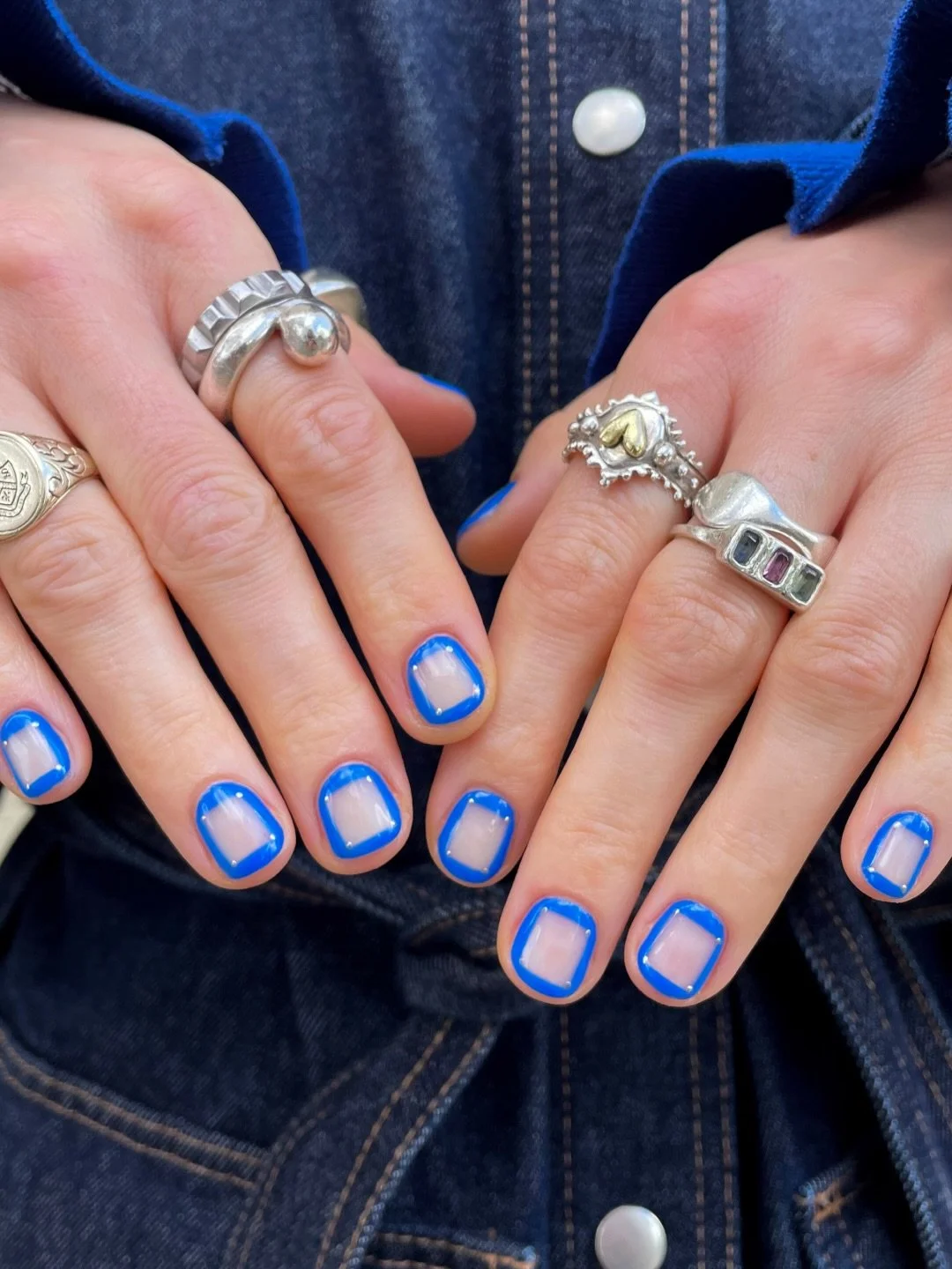 Bold + blue, negative space squares 🟦

To Book: 
Gel Mani Full Works + Nail Art Level 3

#shoreditchnails #carmenshoreditchnails #squarenailart #negativespacenailart #nailartinspo