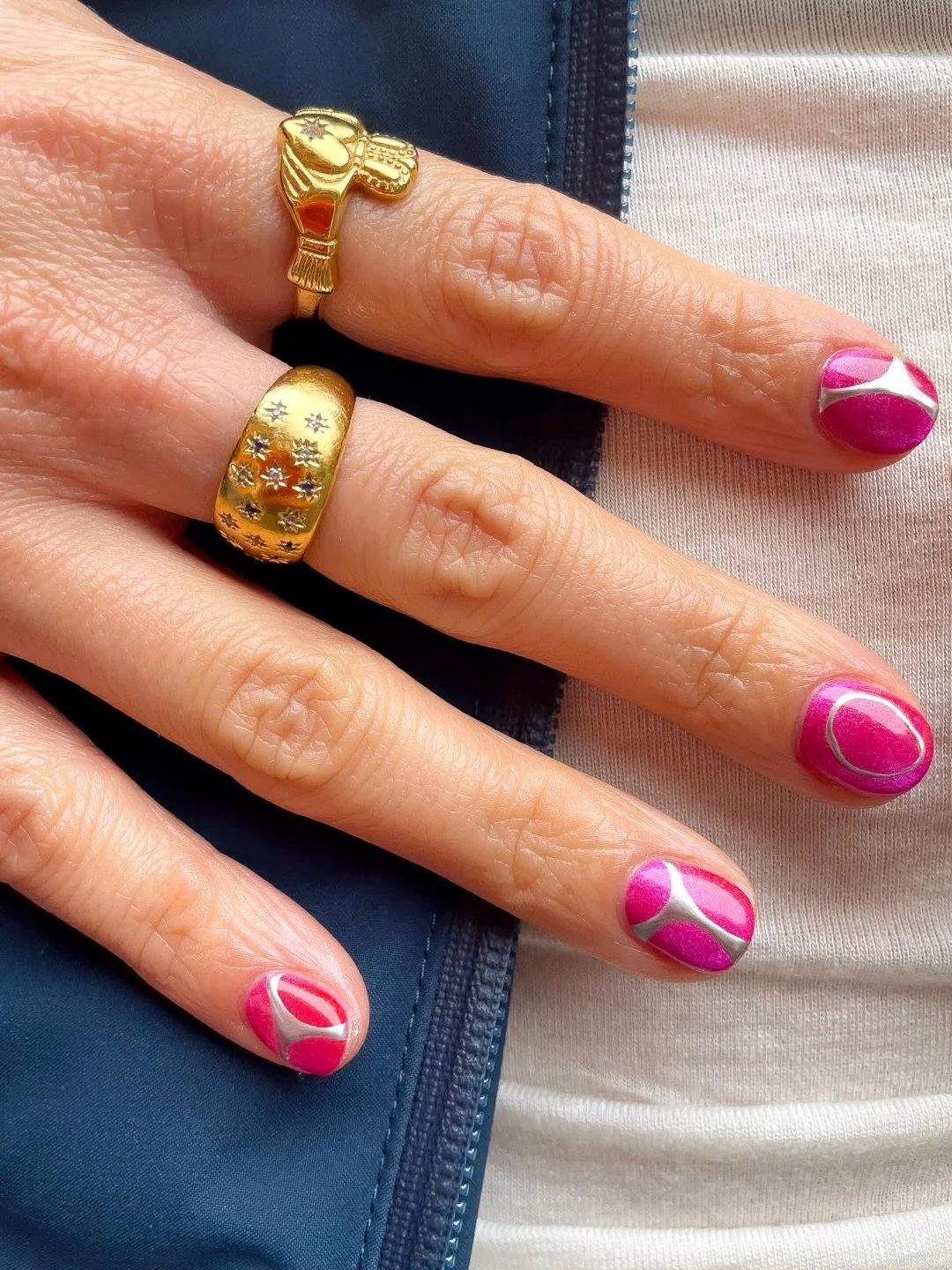 Hot pink cat eye + chrome 💖⛓️&zwj;💥

To Book: 
Gel Mani Full Works + Nail Art Level 3

#shoreditchnails #sabrinashoreditchnails #cateyemani #chromenailart #pinkmanicure