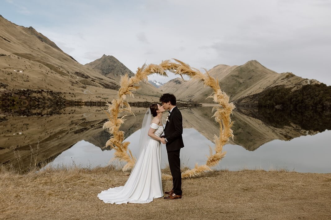 Can we all just take a moment to appreciate how glassy Moke Lake looked for Sasa &amp; JJ&rsquo;s ceremony?! ✨

Twenty minutes from downtown Queenstown, this Department of Conservation site is a great option for elopements and micro-weddings. The vie