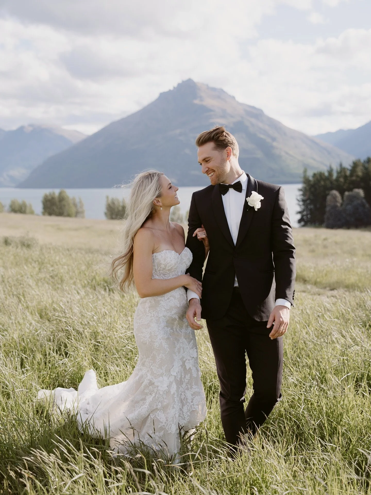 Not every Queenstown wedding is at the top of a mountain or at a purpose built venue, and that&rsquo;s the beauty of Queenstown - all you need is a place outdoors and you&rsquo;ll get mountain views that can&rsquo;t be beat 🏔️

Emily &amp; Mike foun