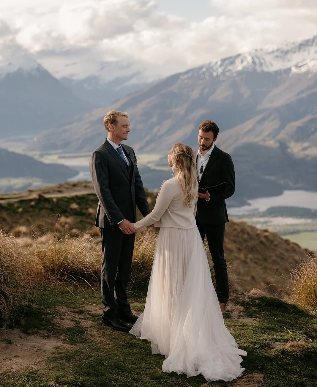 Mountaintop ceremony moments with the gorgeous Savannah &amp; Owen who eloped all the way from Wisconsin!

Such a pleasure to share in their gorgeous evening elopement atop Coromandel Peak. All perfectly captured by the dynamic duo over at @lovewilde