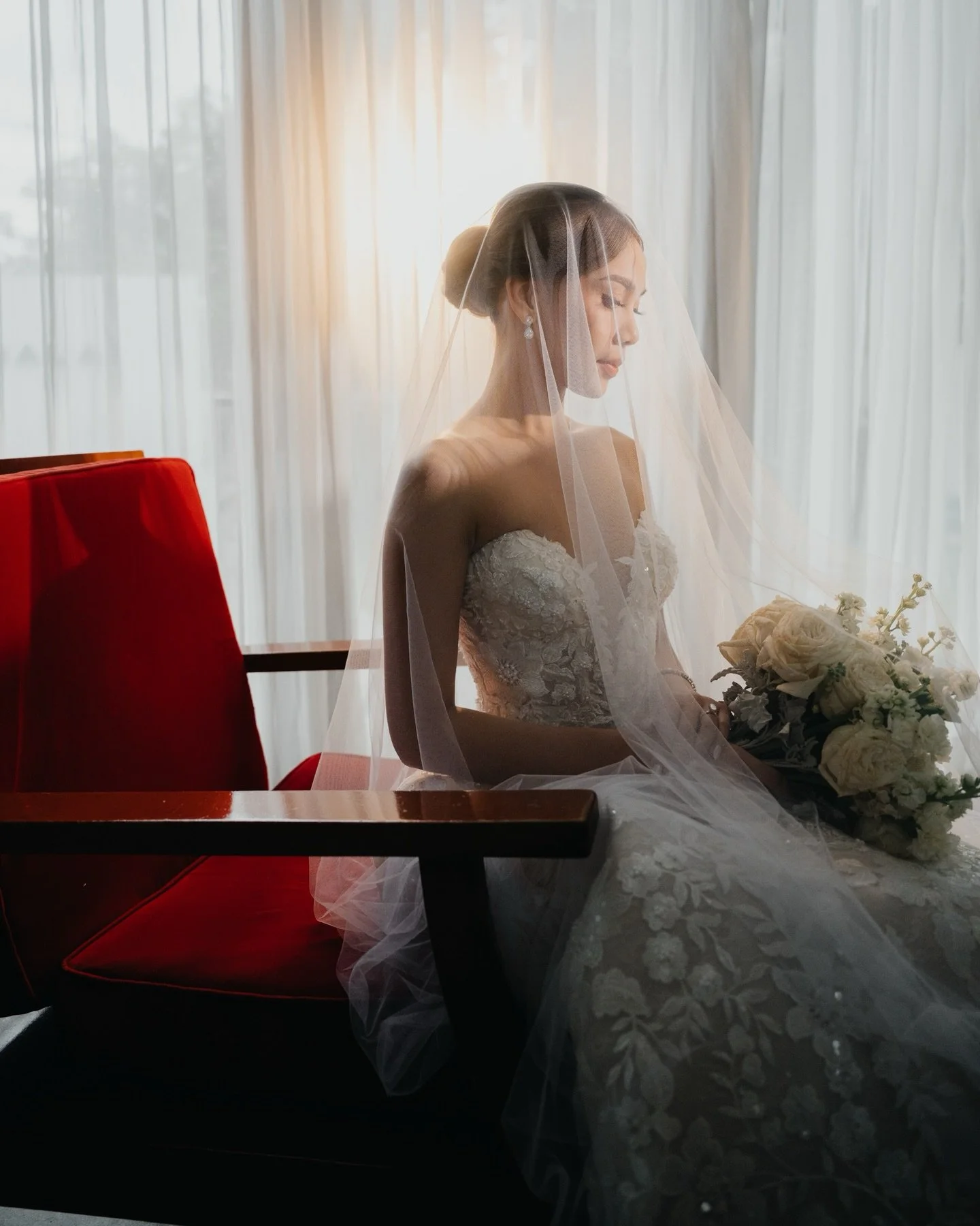 The most compelling bridal portraits come from ease. When nothing is overdone, and being yourself is enough.

We let comfort lead, allowing genuine expressions and natural gestures to surface on their own. 

Bringing out something timeless and refine