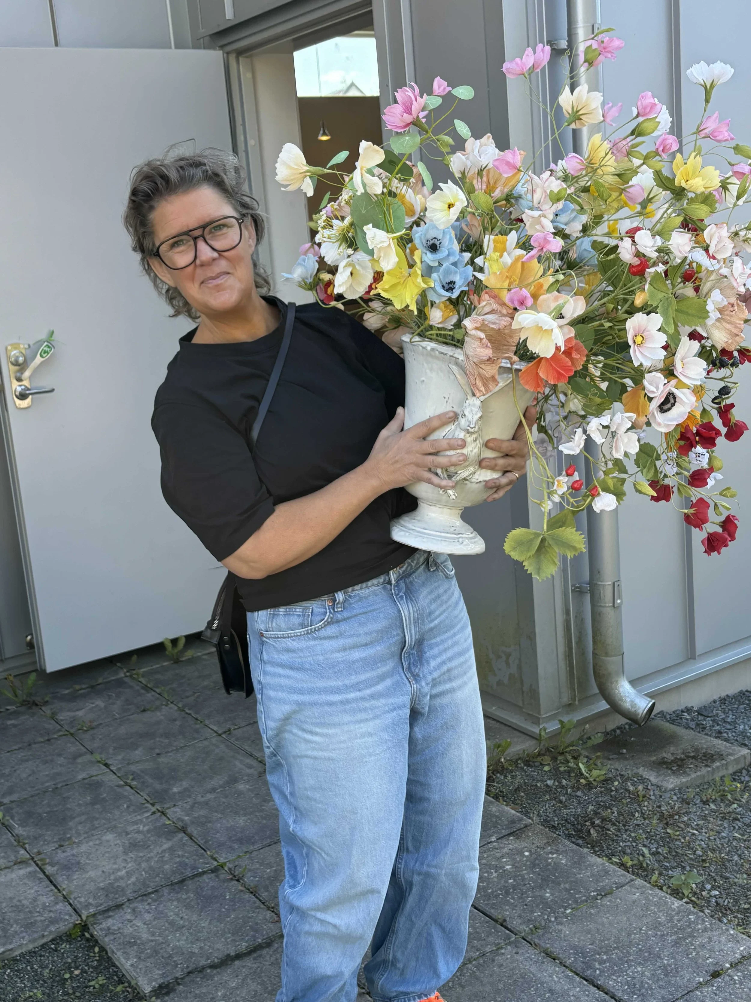 Ida Englund, Firma Fanfar, medverkade på Slöjdbasar 2026 med sin bukett av blommor tillverkade av papper.