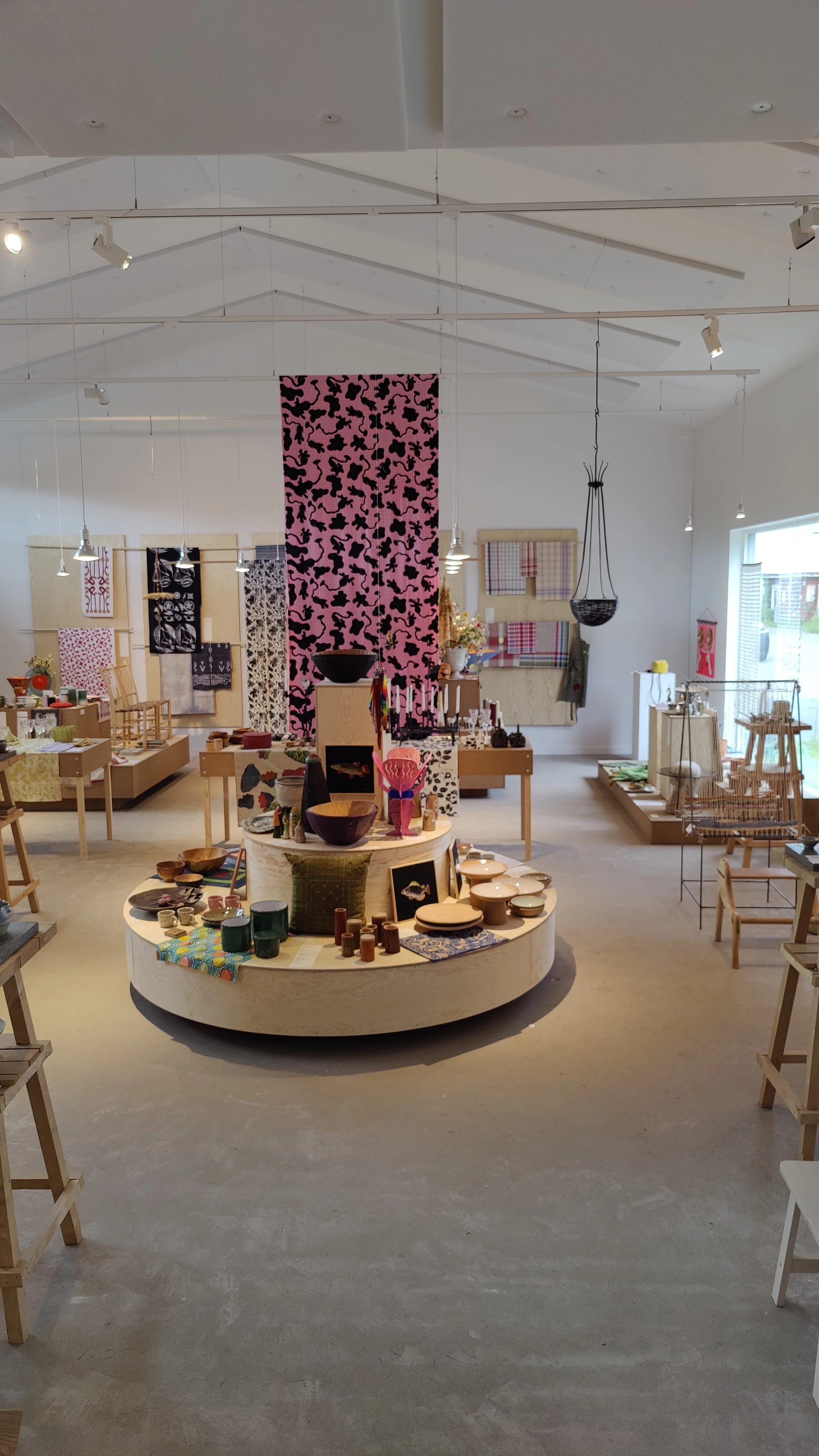 Sommarens stora slöjdhändelse. Utställningen SLÖJDBASAR i Konsthallen.