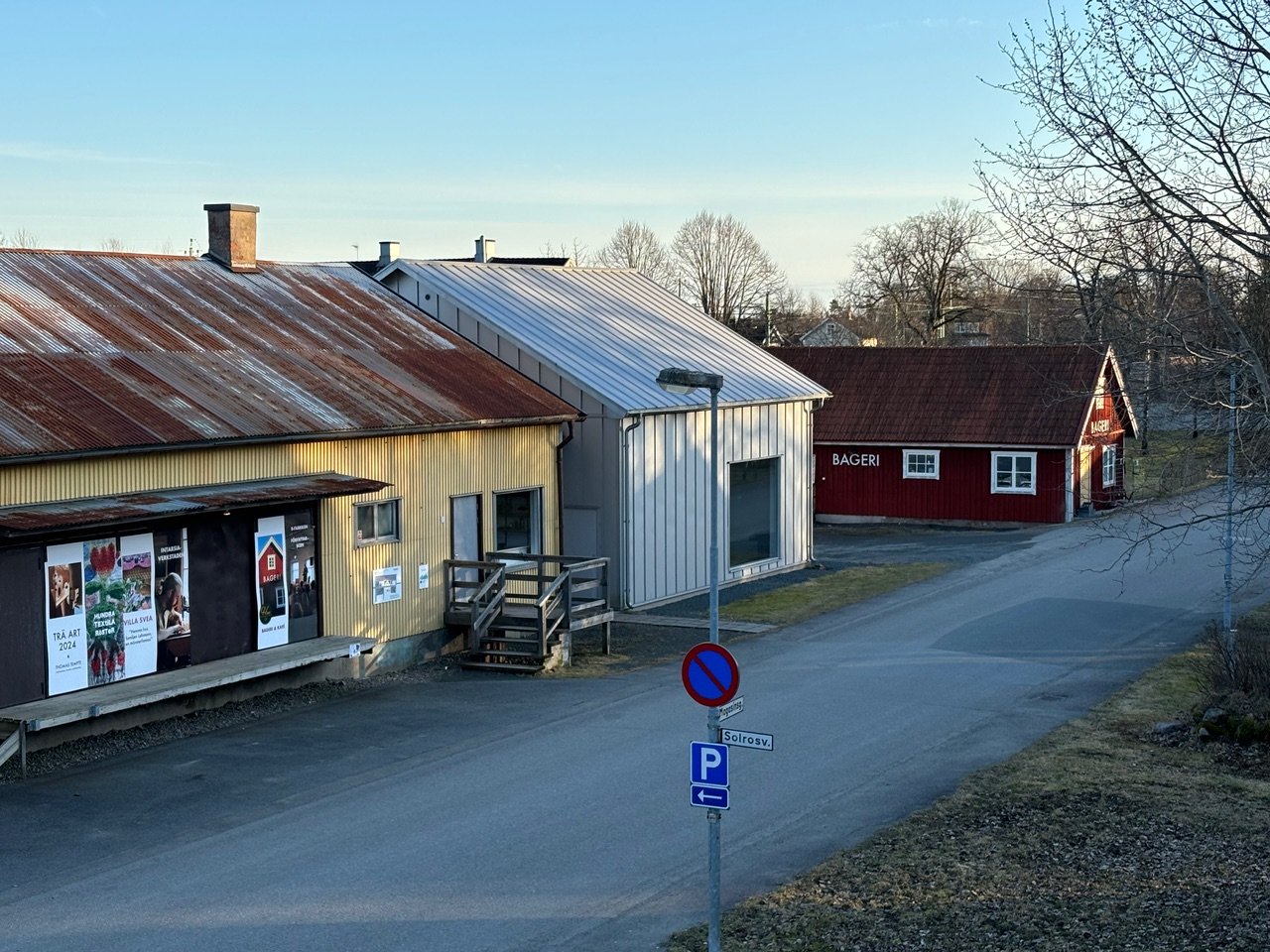 En kulturgata i morgonljus.