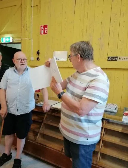 Johan Sjöberg visar sommarutställningen med Bambumöbler i B-fabriken.