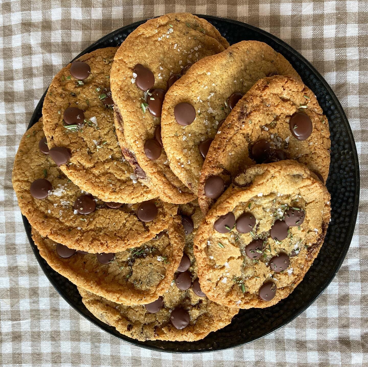 Something bit different at cafe wynd today&hellip;cookies!!!!
These are dark chocolate, rosemary and sea salt cookies with no gluten containing ingredients!!🤤
#cookielovers #cookies #sweetandsalty #nogluten #cafe #totallylocallydunfermline #dunferml