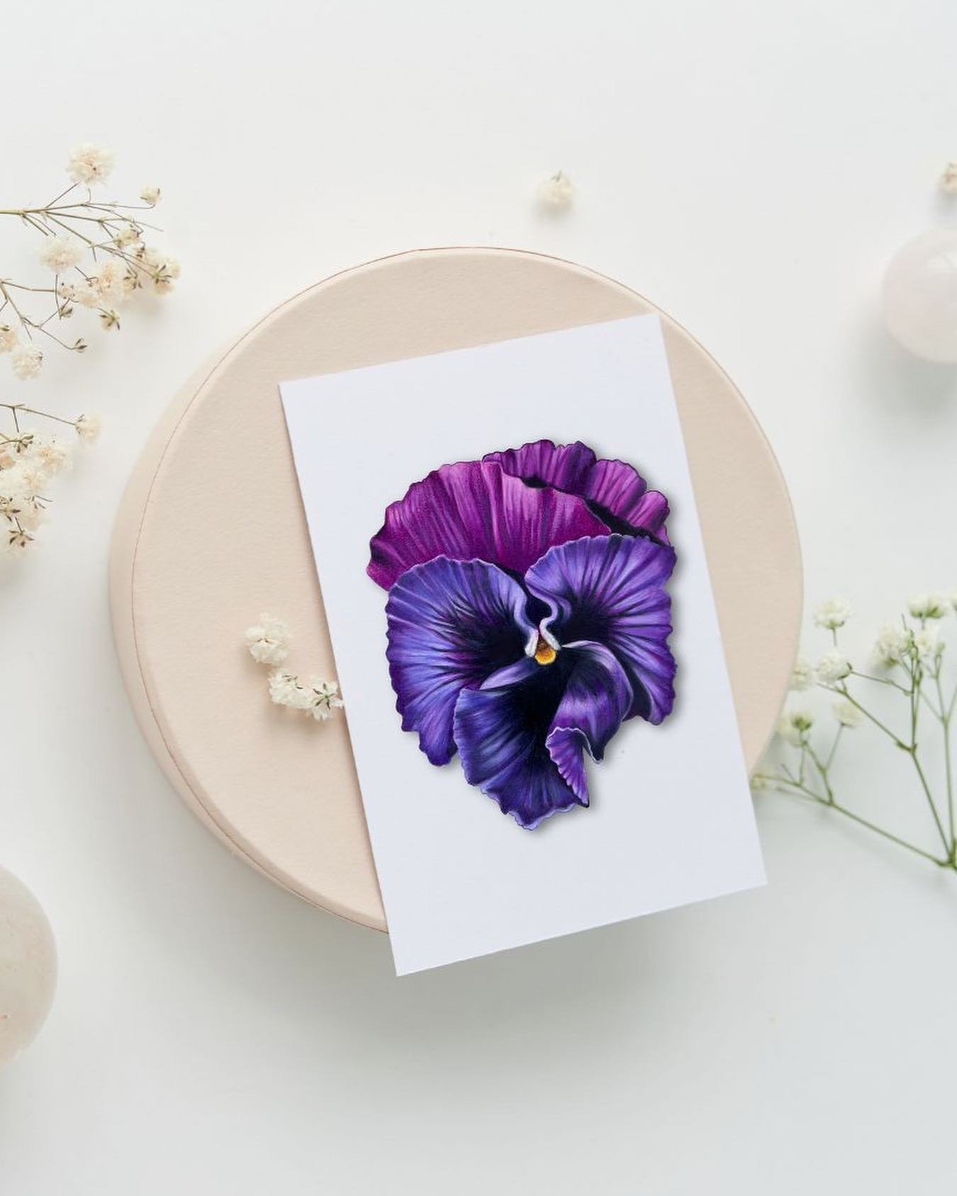 Flower two: Purple Pansy
*
A collaborative website drop with the amazing  @savkaclay
*
In this webshop drop, prints, greeting cards, stickers, plates and mugs that are limited edition will be available. The original for this piece has already sold bu