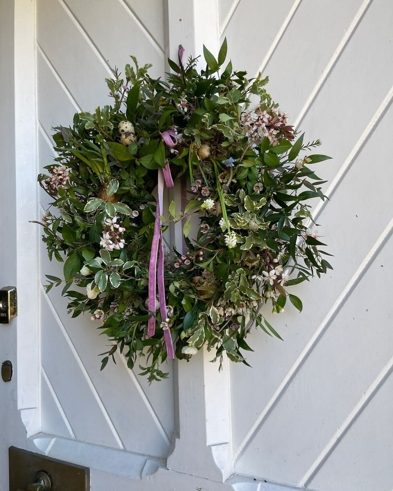 Impress your Easter guests this week with our gorgeous door wreath including growing paper white and muscari bulbs!

The perfect adornment for any door and you can pop the bulbs in the garden for the following year 🌷 

#flowermagic #flowerpower #flo