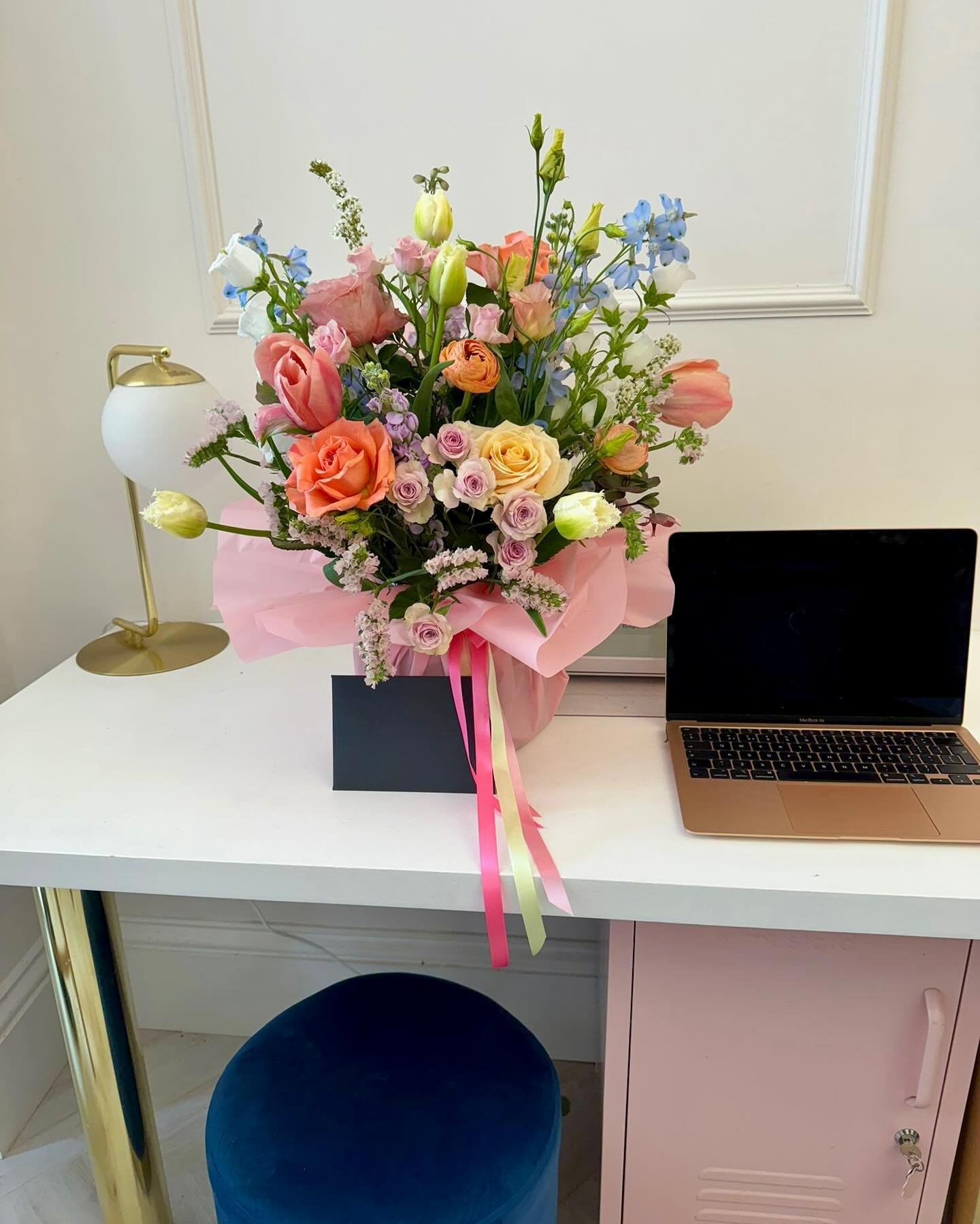 Work desk goals! 

Gorgeous florals dressing our office space before heading out on delivery!

#florals #flowerslovers #flowers🌸 #flowersmakemehappy #flowerlover #flowerlove #tulips #flowerstalking #flowermagic #flowerpower #flowerarrangement #birth