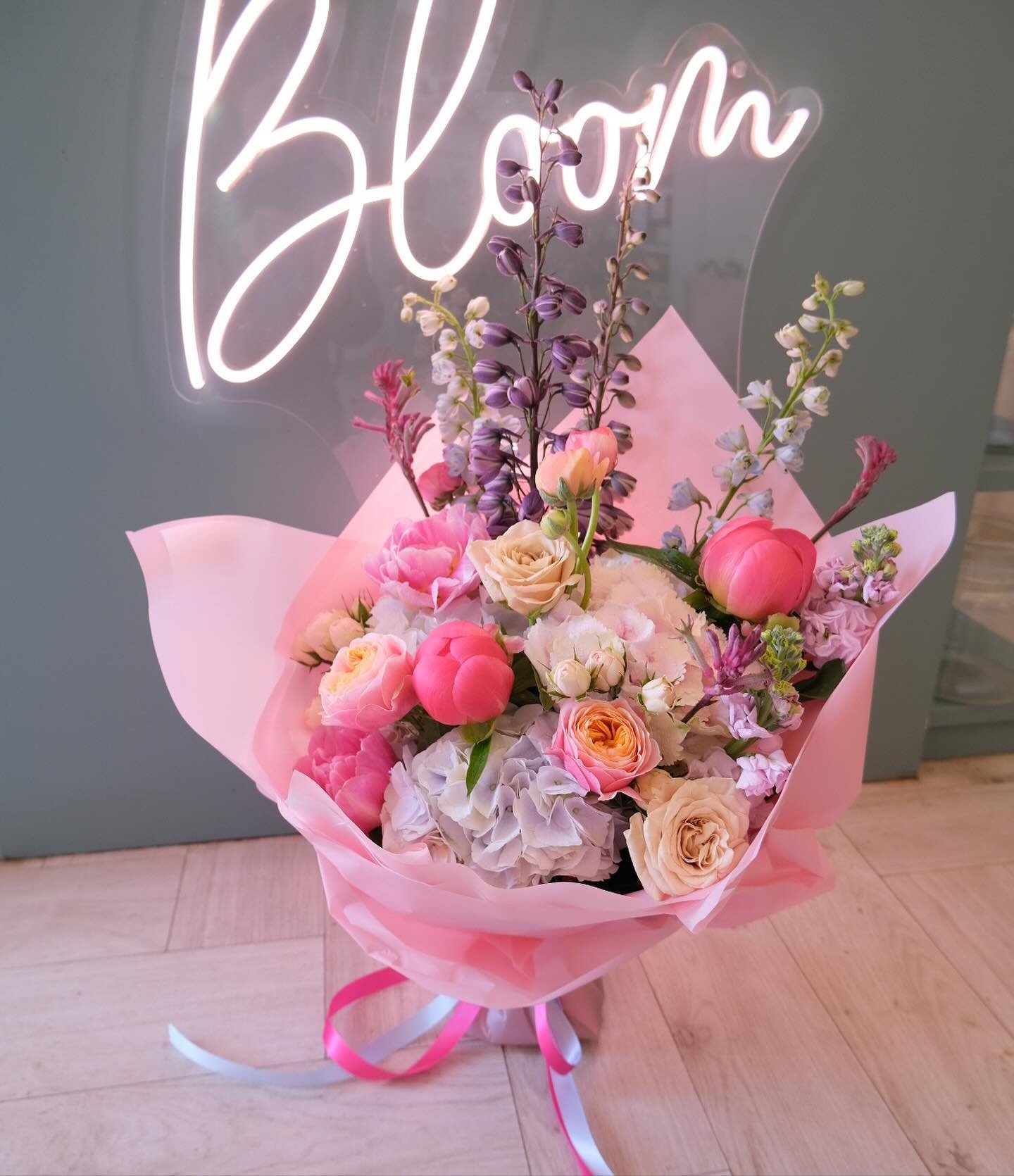 🌷 Our weekly floral design is available now online! 🌷 

Oh it&rsquo;s a good one! 

Frilly Brittish Tulips, fluffy Hydrangeas, Westminster Abbey Roses, Kangaroo Paw, Ranunculus, Delphiniums and the long awaited return of the Peony Rose! 

We have l