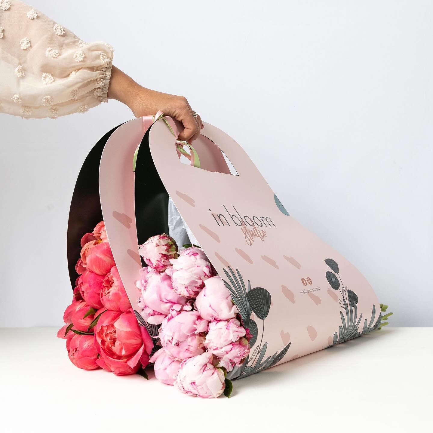 Peonies&hellip;so many peonies 📣 

The wait is finally over! Available to order now, peonies in every colour, in bloom bags, in bouquets &amp; in subscriptions. But they&rsquo;re only around for a few short weeks, so get your flower fix while you ca