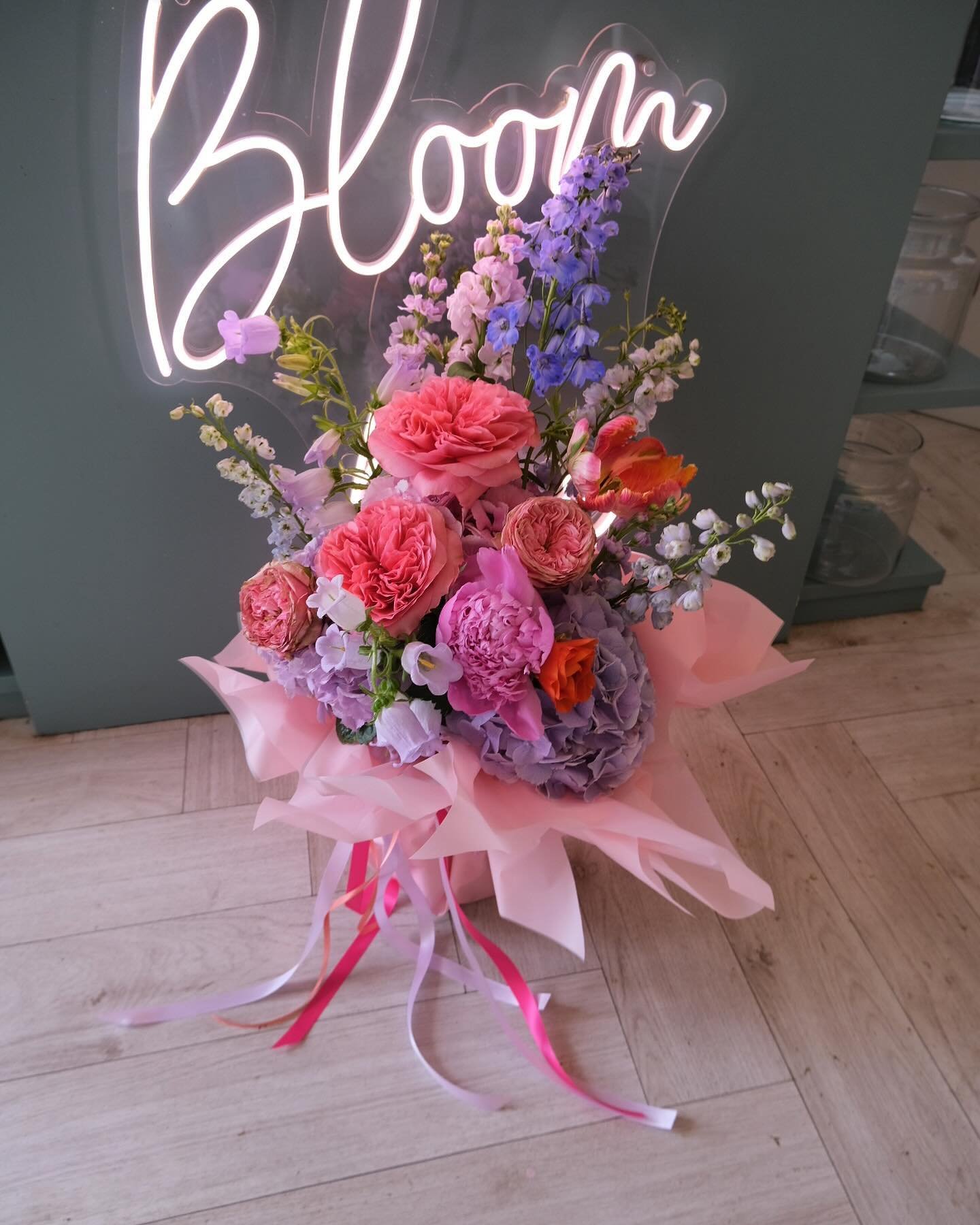 ☀️ Vibes of Summer Bouquet ☀️ 

Our weekly flower design is packed full of colour and now available to order online! 

There are 2 sizes to choose from and include peonies, coral roses, campanula, British tulips, stocks, delphinium and ranunculus! 


