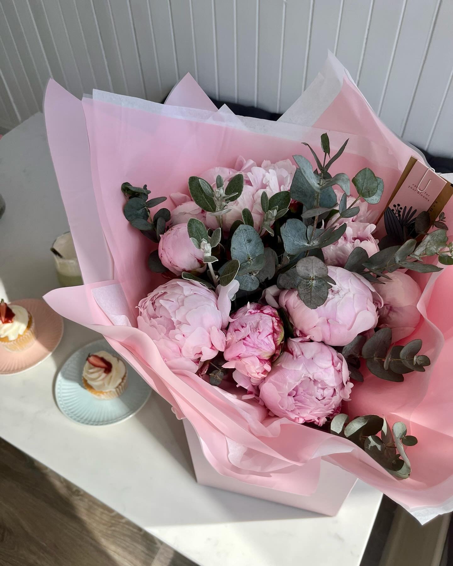 I can&rsquo;t decide whats better cupcakes or peony roses! Let&rsquo;s just have both 🤩 

Always love a visit to see the girls @mon_ami_edinburgh! Keep your eyes peeled for something a little exciting! 

#peony #flowers🌸 #florals #flowermagic #flow