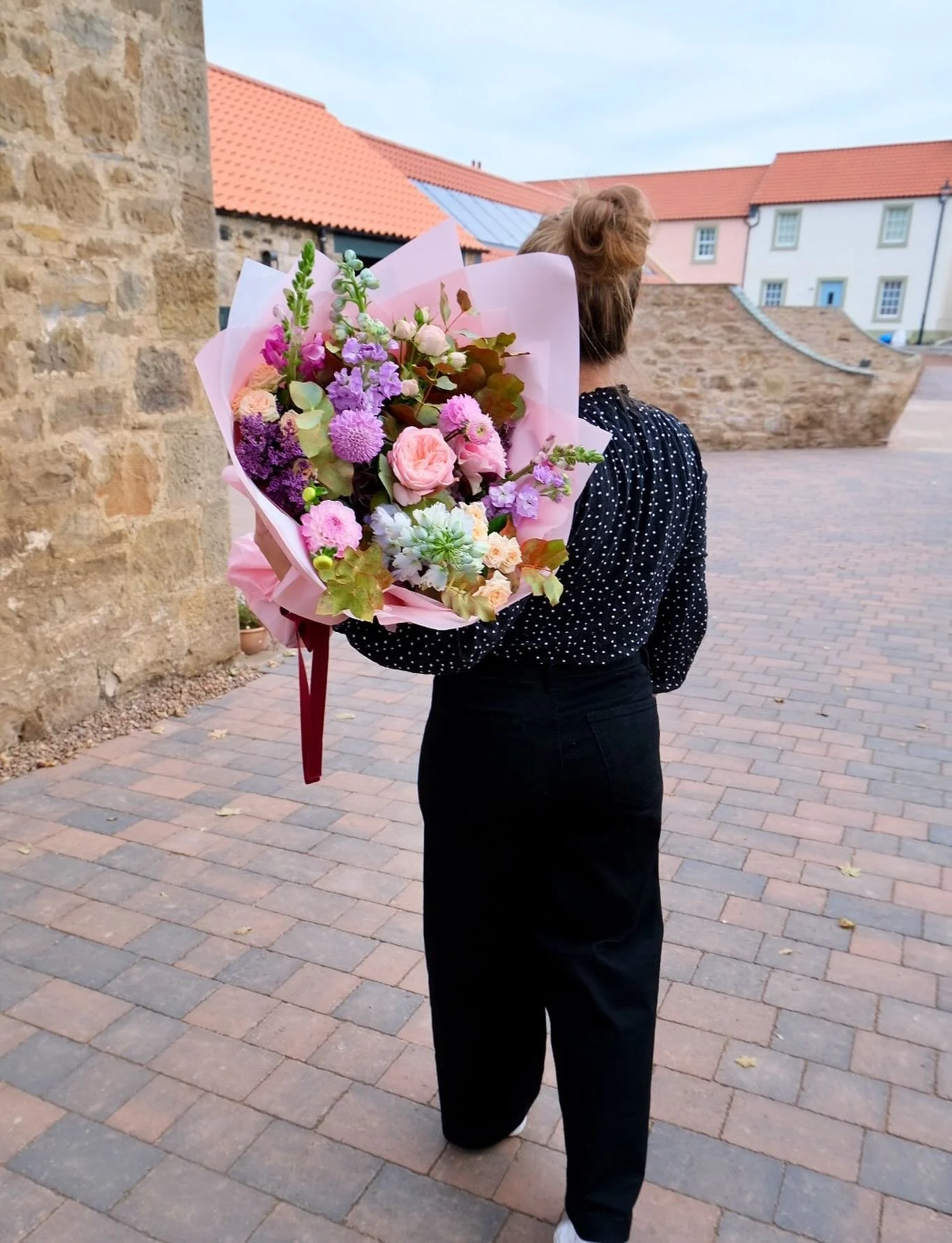 🍂 Weekly Flower Bouquet 🍂 

Our weekly flower bouquets are back after our re-location to the picturesque Longniddry Steading. 

We thought as our first bouquet here it would be apt to name it after such a beautiful place, so we introduce you to &ld