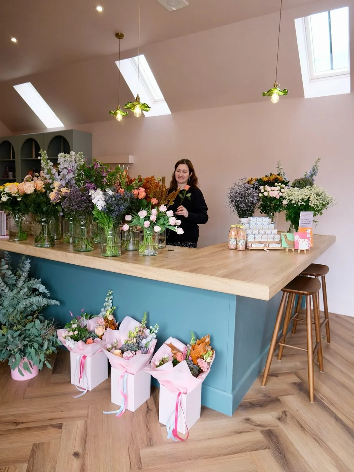 Our flower bar is fully stocked for the beginning of a new week! 

Pop in for your take away bouquets, cards, sweet treats and of course a look at our plant room 🤩 

If you can&rsquo;t come to us you can order online @ https://inbloom.studio

#flori