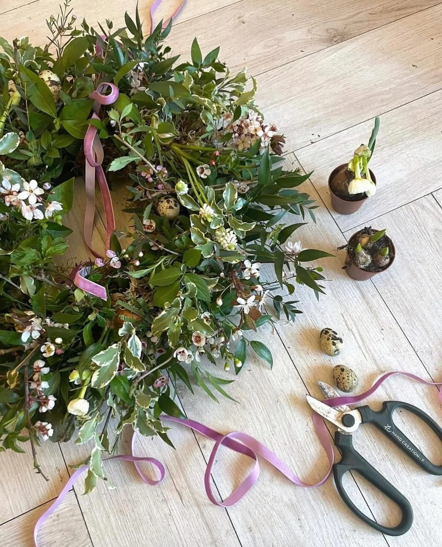 🌷 Spring Wreath Workshop ✂️ 

We are keeping up the creative vibes with the launch of our spring wreath making workshop! 

Come join us for a fun filled Saturday afternoon surrounded by luscious textured foliage, flowering bulbs and blossoming branc