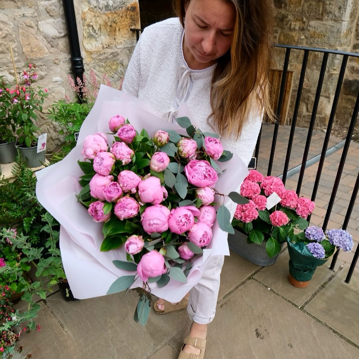 The Dr Flemings are in!! 

These fabulous blooms are only around for a limited time and are always a firm favourite with their soft blousy heads and raspberry colour. 

Buy online or in-store to get your fix! 

#peony #peonies #bouquet #treatyourself
