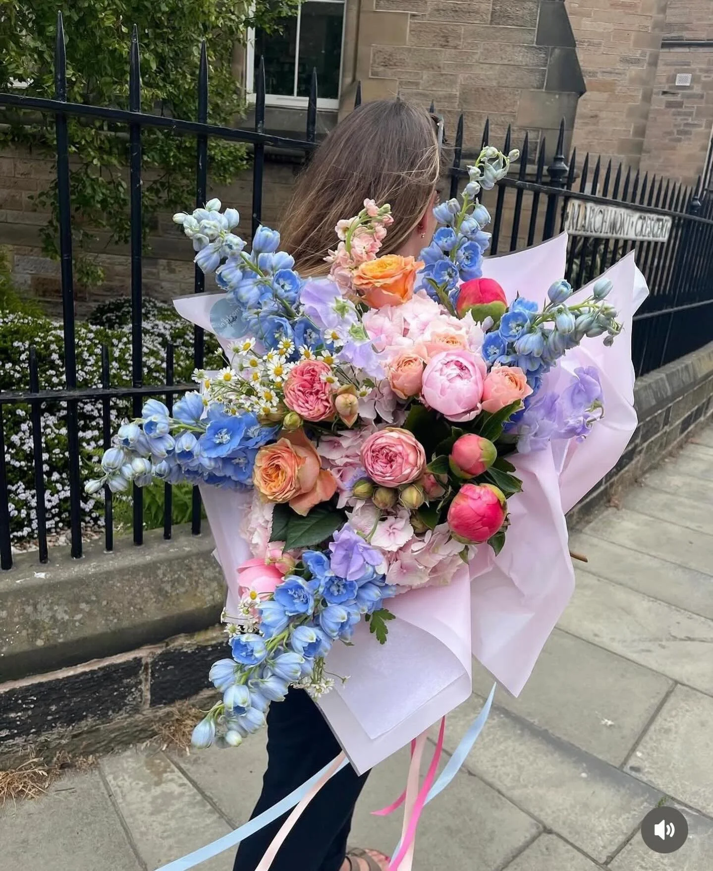 It&rsquo;s Bloomin weekend vibes @inbloom.studio.flowers! 

We have the most beautiful pastel flowers in store and online for next day delivery (cut off 2pm) including everyone&rsquo;s favourite Peonies Roses. 

https://inbloom.studio

#peonies #bouq