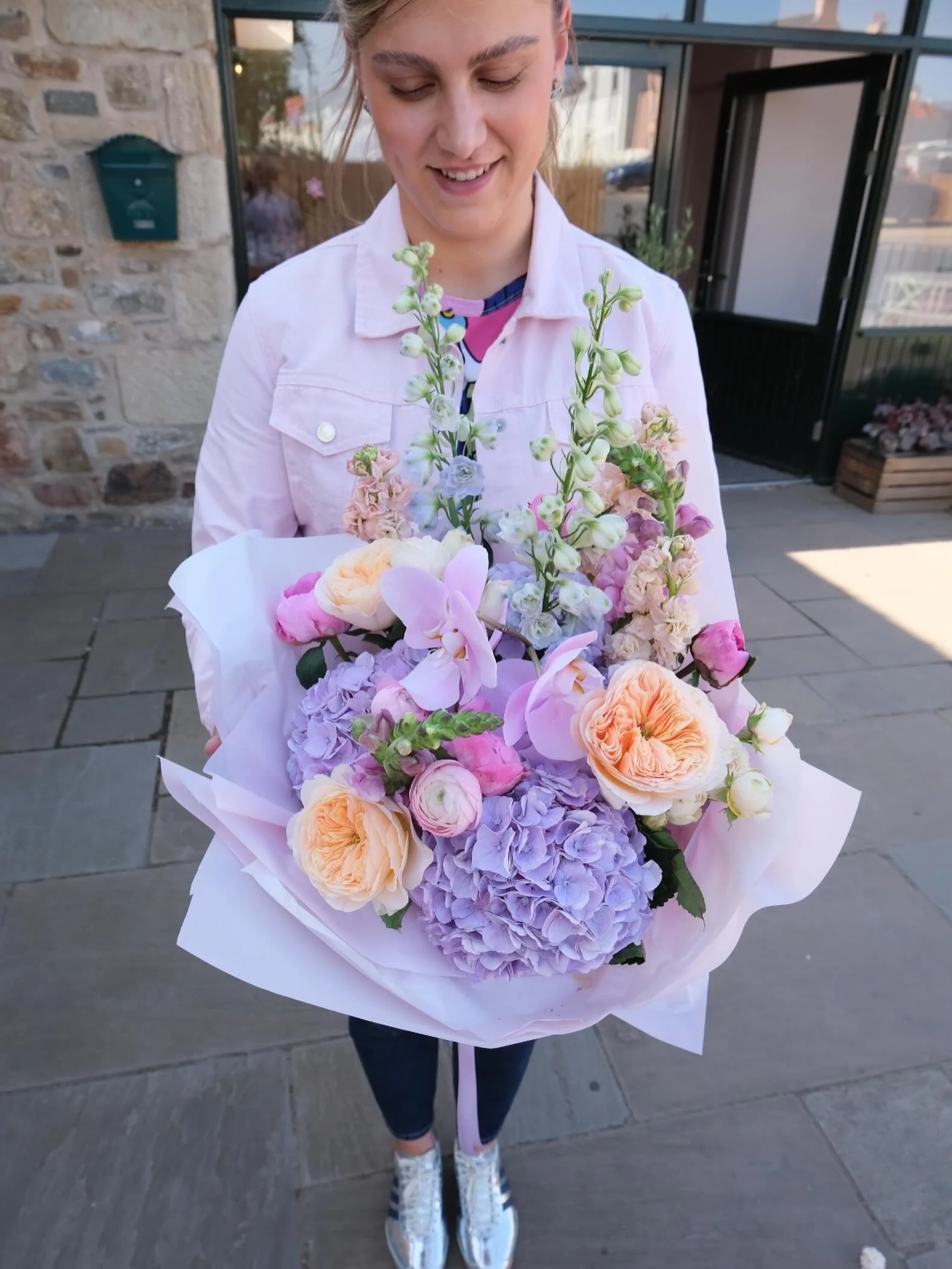 🌸 Weekend Floral Vibes 🌸

As the weekend rolls in it&rsquo;s the perfect time to indulge yourself with beautiful blooms like this fabulous bouquet we created yesterday for a milestone  anniversary! 

Cut off for delivery tomorrow is 2pm or come vis