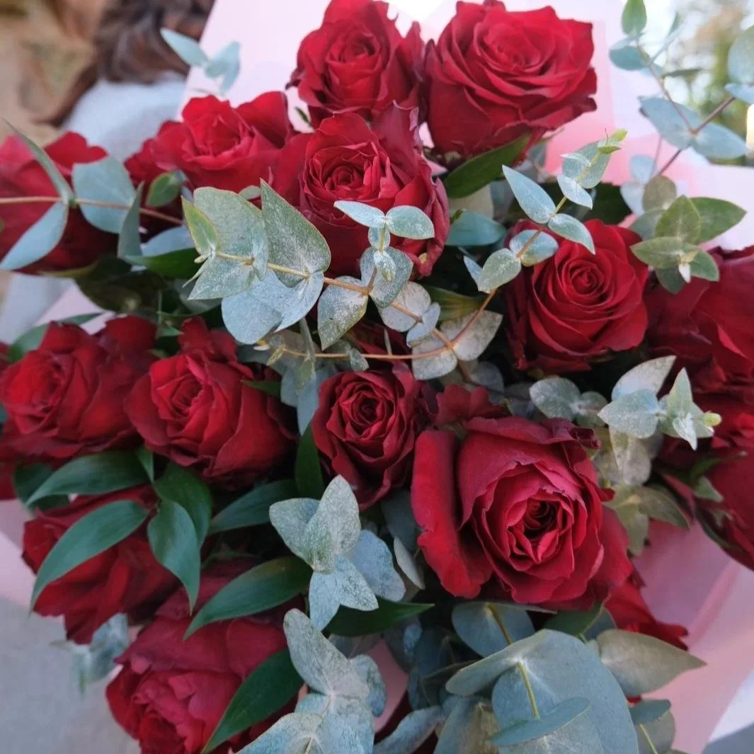 Red-Rose-Valentine%27s-Bouquet-Fresh-Flowers-Luxury-Bouquet-Wrapped-In-Pink.jpg