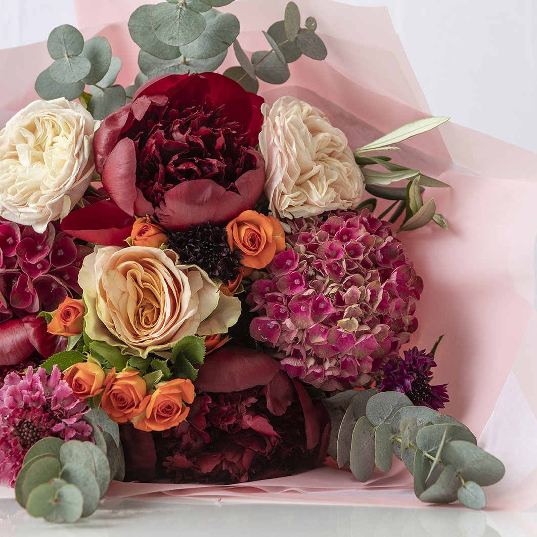rich warm red coloured fresh flower bouquet for autumn for delivery in edinburgh