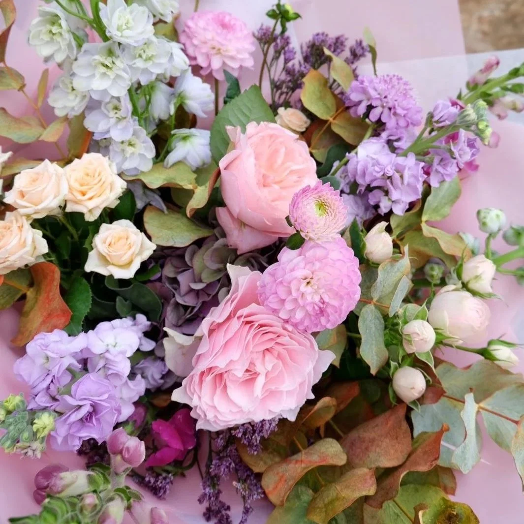 close-up-longniddry-in-autumn-bouquet-with-hydrangea-and-roses.jpg