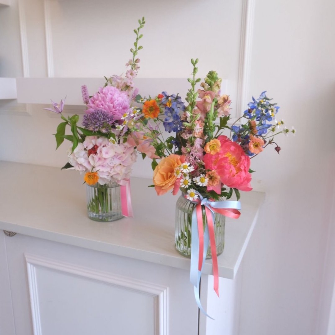 summer-flower-pots-in-bloom-florist-delivery-edinburgh-and-the-lothians-finished-with-ribbons.jpg