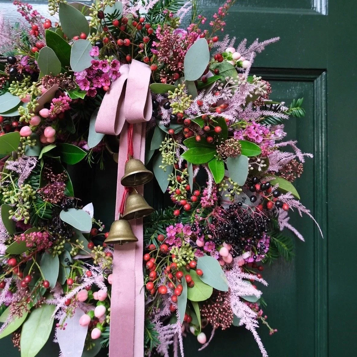 red-an-pink-fresh-christmas-door-wreath-close-up-inbloom-studio.jpg