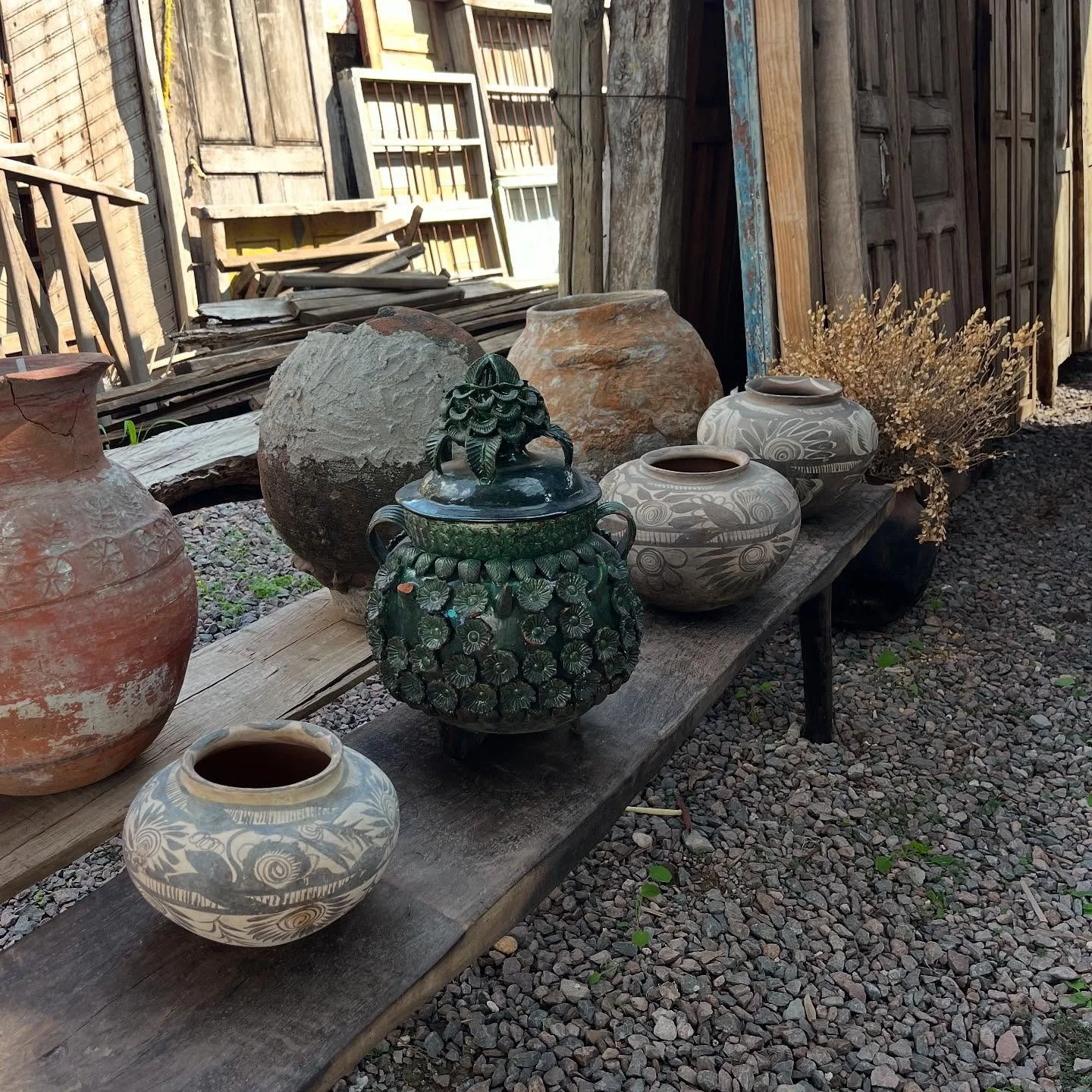 Scored some beautiful vintage pots and charred bench for Casa Begoña and Casa Los Olivos ✨
The green pineapple landed by the fountain and I think it fits right in. It needs a couple more of different sizes to complement it, but it’s in