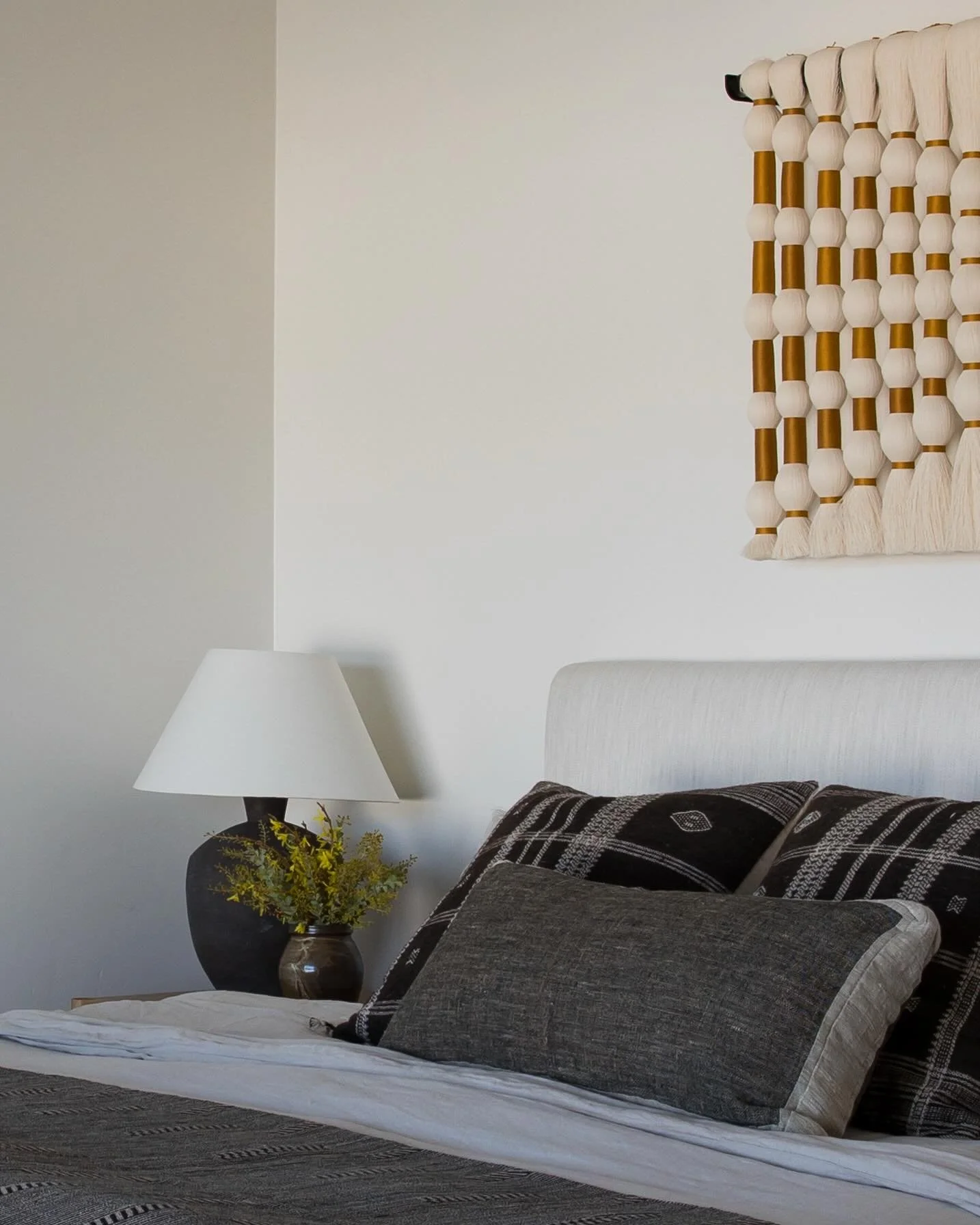 A little look back at Casa Guizot&rsquo;s primary bedroom. Thoughtful textures and interesting pieces create a space that feels calm and artfully layered.

Interiors and styling: @vivodesignstudios 
Photography: @shawn.kallio 
Builder: @wardell_build