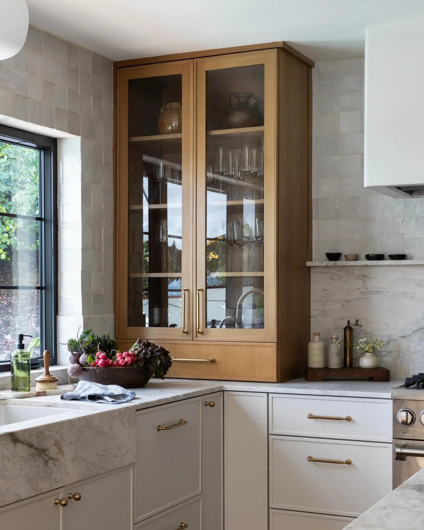 When a color is almost right but reads too dark or saturated, ask your paint shop to lighten it ✨

For Casa Yoko, Accessible Beige by Sherwin-Williams, 30% lighter was just right.

For @amunguia 
Photo: @shawn.kallio 

#sandiegointeriordesigner #sand